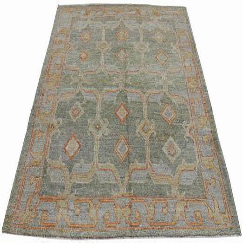 Entdecken Sie die Eleganz der Afghanistan Rose Collection mit den quadratischen Teppichen von CIRCA 1990. Dieses exklusive Design aus Wolle und BlauGrünElfenbein ist perfekt, um Ihren Raum zu verschönern.