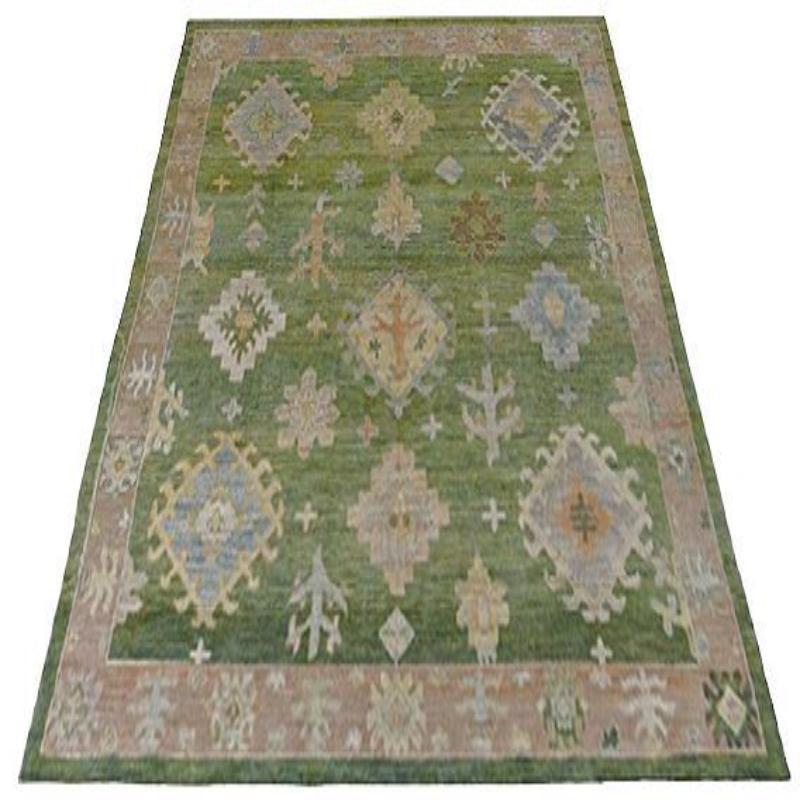 Scopri l'eleganza dell'Afghanistan Rose Collection con i tappeti quadrati CIRCA 1990. Progettato con lana e BlueGreenPink, questo design esclusivo è perfetto per valorizzare il tuo spazio.