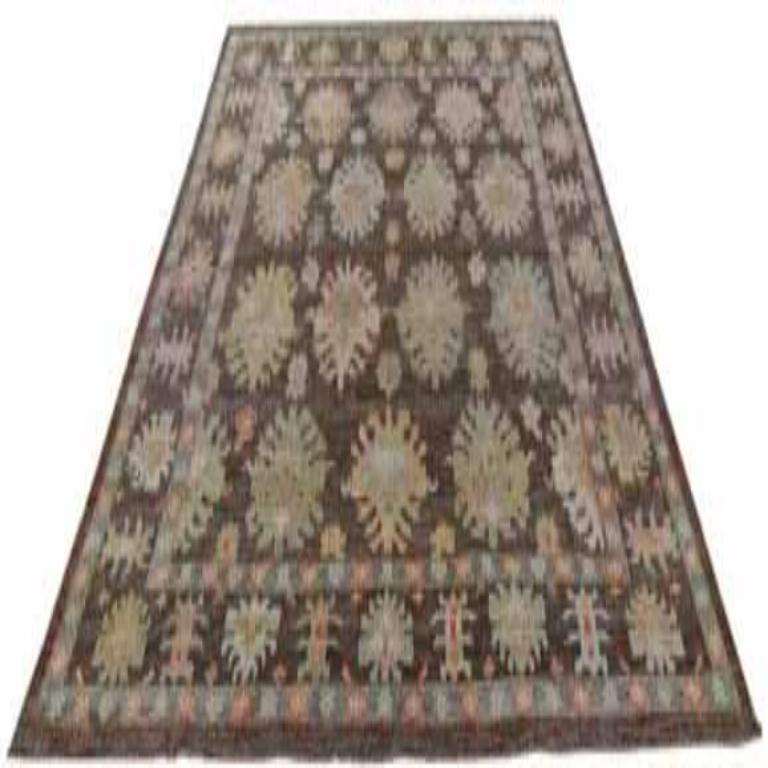 Entdecken Sie die Eleganz der Afghanistan Rose Collection mit den quadratischen Teppichen von CIRCA 1990. Dieses exklusive Design aus Wolle und Braun-Elfenbein-Rosa ist perfekt, um Ihren Raum zu verschönern.