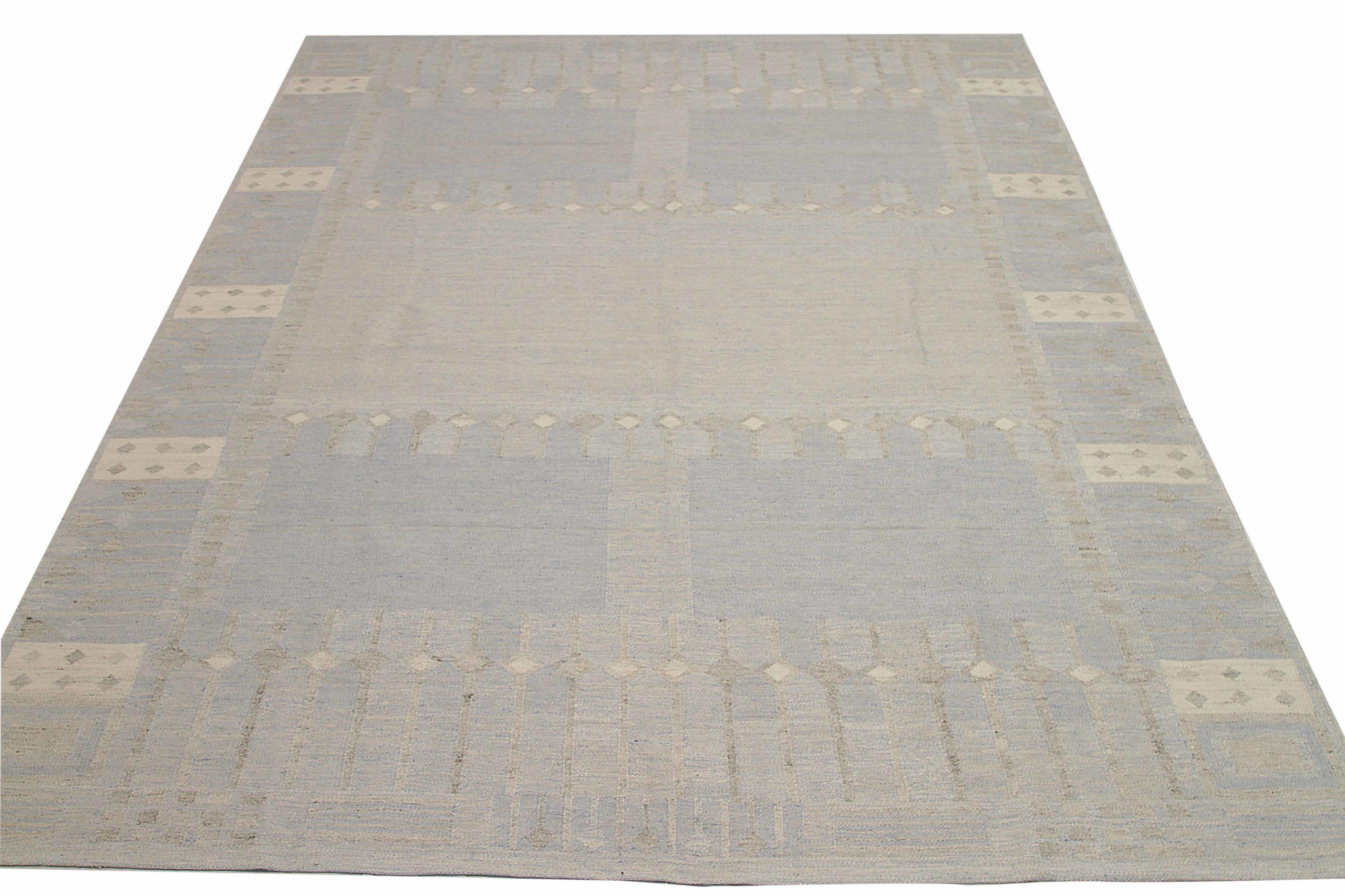 Entdecken Sie die Eleganz des skandinavischen Afghanistans mit den Teppichen von CIRCA 1990. Dieses exklusive Design aus Wolle und BlauGrauElfenbein ist perfekt, um Ihren Raum zu verschönern.