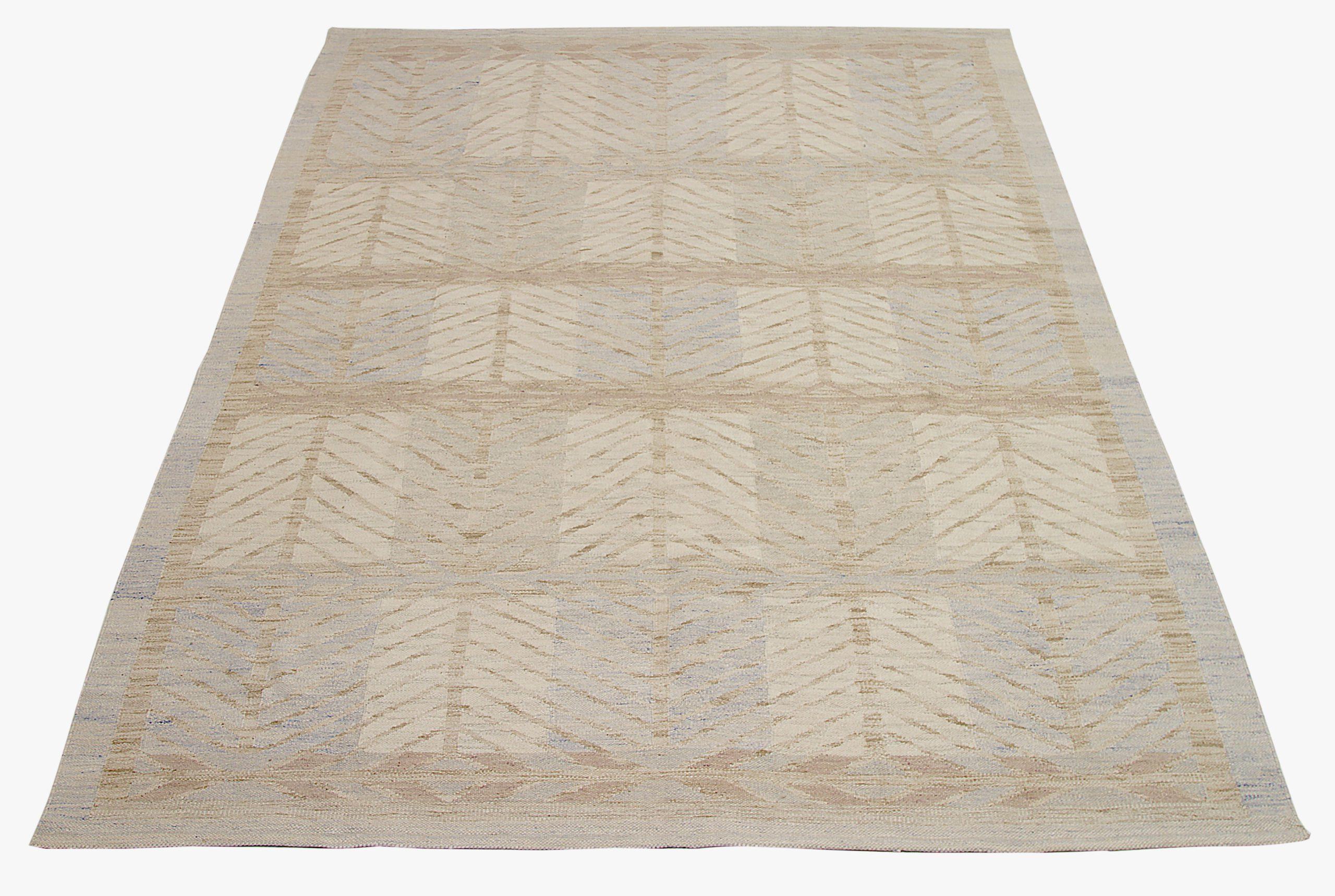 Découvrez l'élégance des tapis de style scandinave d'Afghanistan de Circa 1990. Conçu avec de la laine et du bleuIvoireTaupe, ce design exclusif est parfait pour mettre en valeur votre espace.