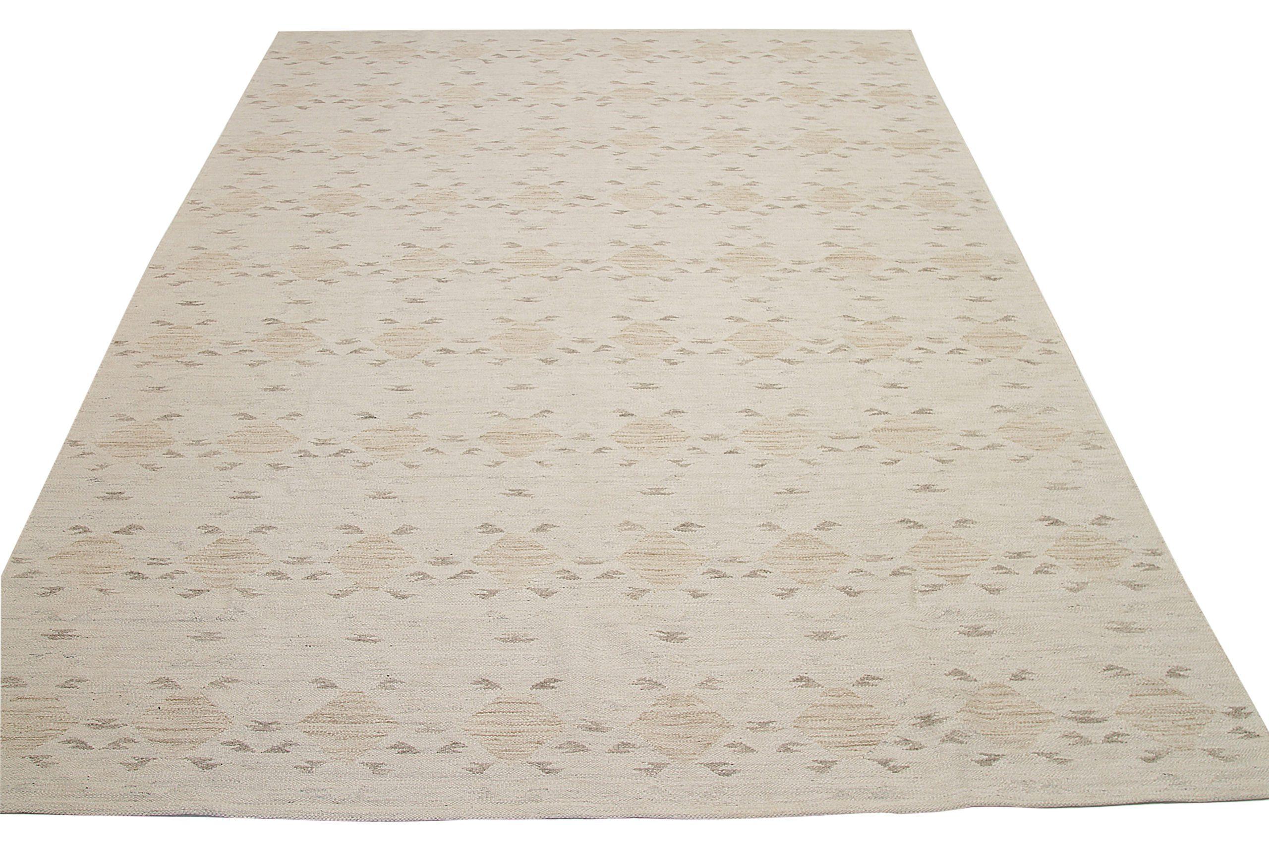 Descubre la elegancia de las alfombras escandinavas de Afganistán de Circa 1990. Diseñado con lana y marrón-marfil- topo, este diseño exclusivo es perfecto para realzar tu espacio.