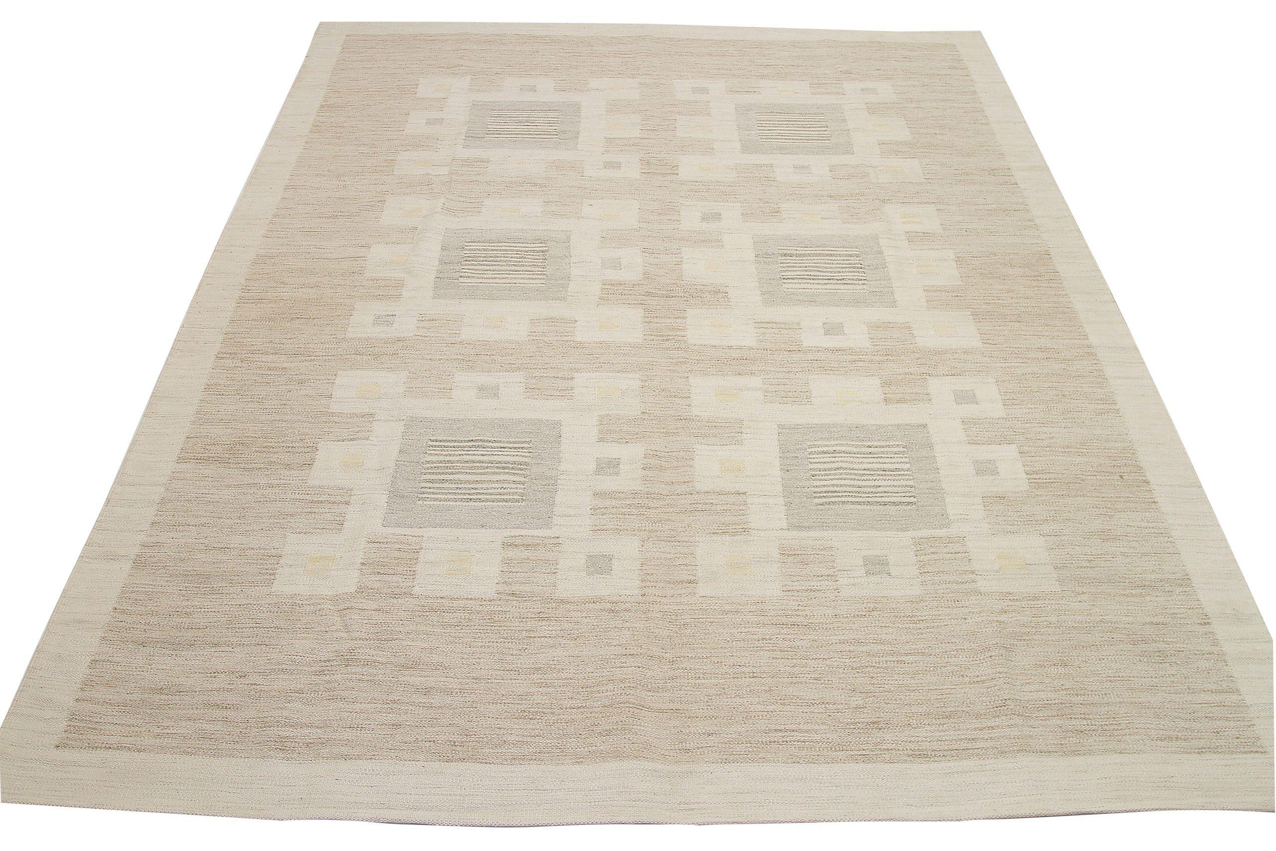 Découvrez l'élégance des tapis de style scandinave d'Afghanistan de Circa 1990. Conçu avec de la Laine et du GrisIvoireTaupe, ce design exclusif est parfait pour agrémenter votre espace.
