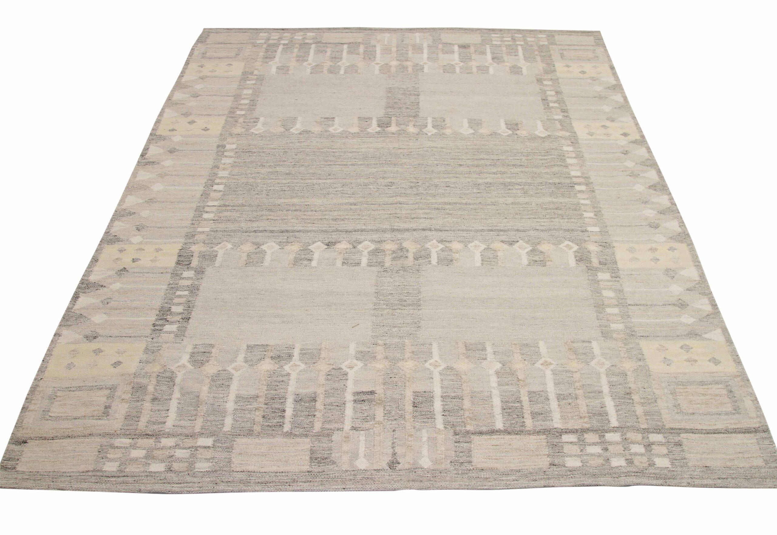 Découvrez l'élégance des tapis de style scandinave d'Afghanistan de Circa 1990. Conçu avec de la laine et du gris-jaune, ce design exclusif est parfait pour mettre en valeur votre espace.