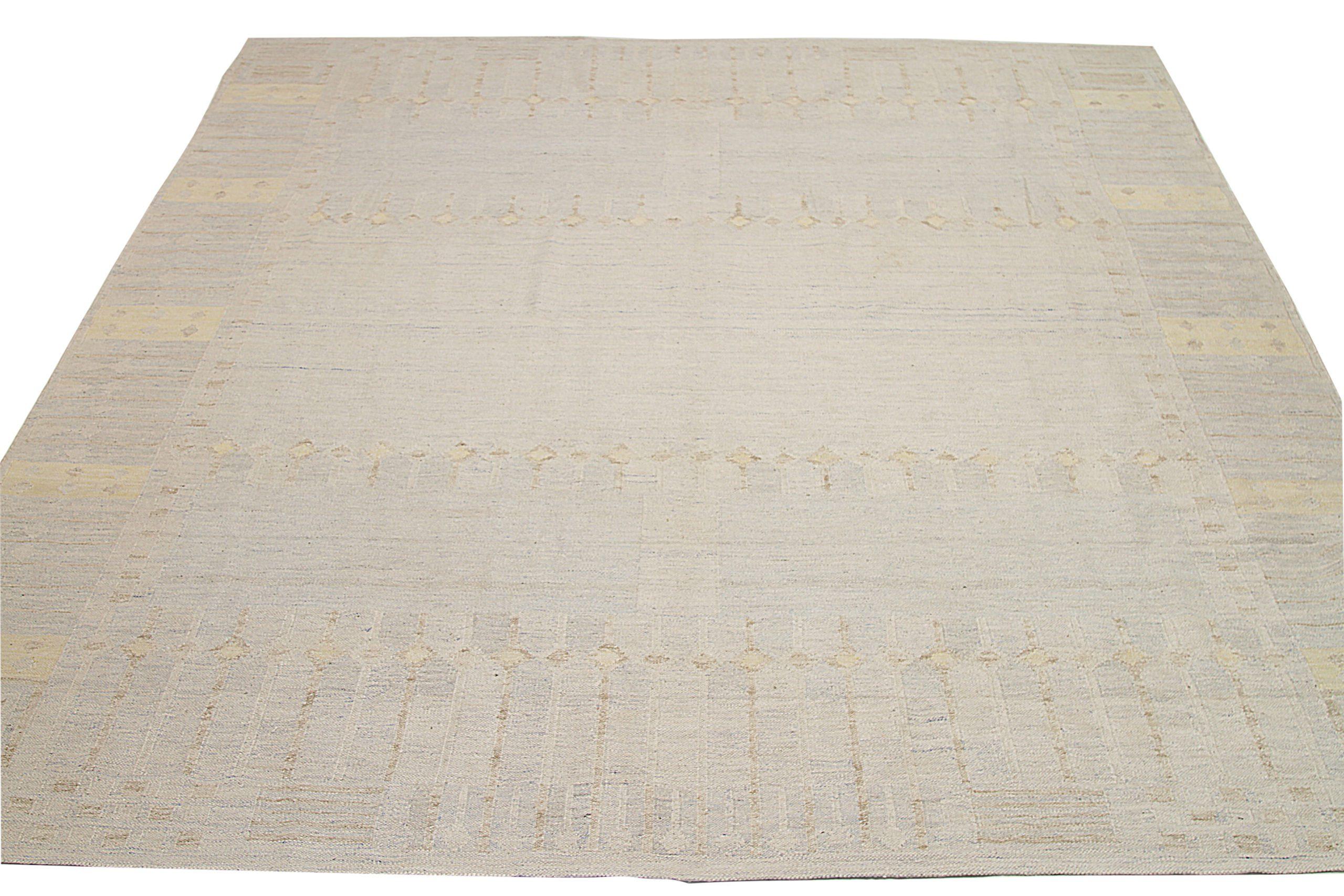 Entdecken Sie die Eleganz des skandinavischen Afghanistans mit den Teppichen von CIRCA 1990. Dieses exklusive Design aus Wolle und Elfenbein ist perfekt, um Ihren Raum zu verschönern.
