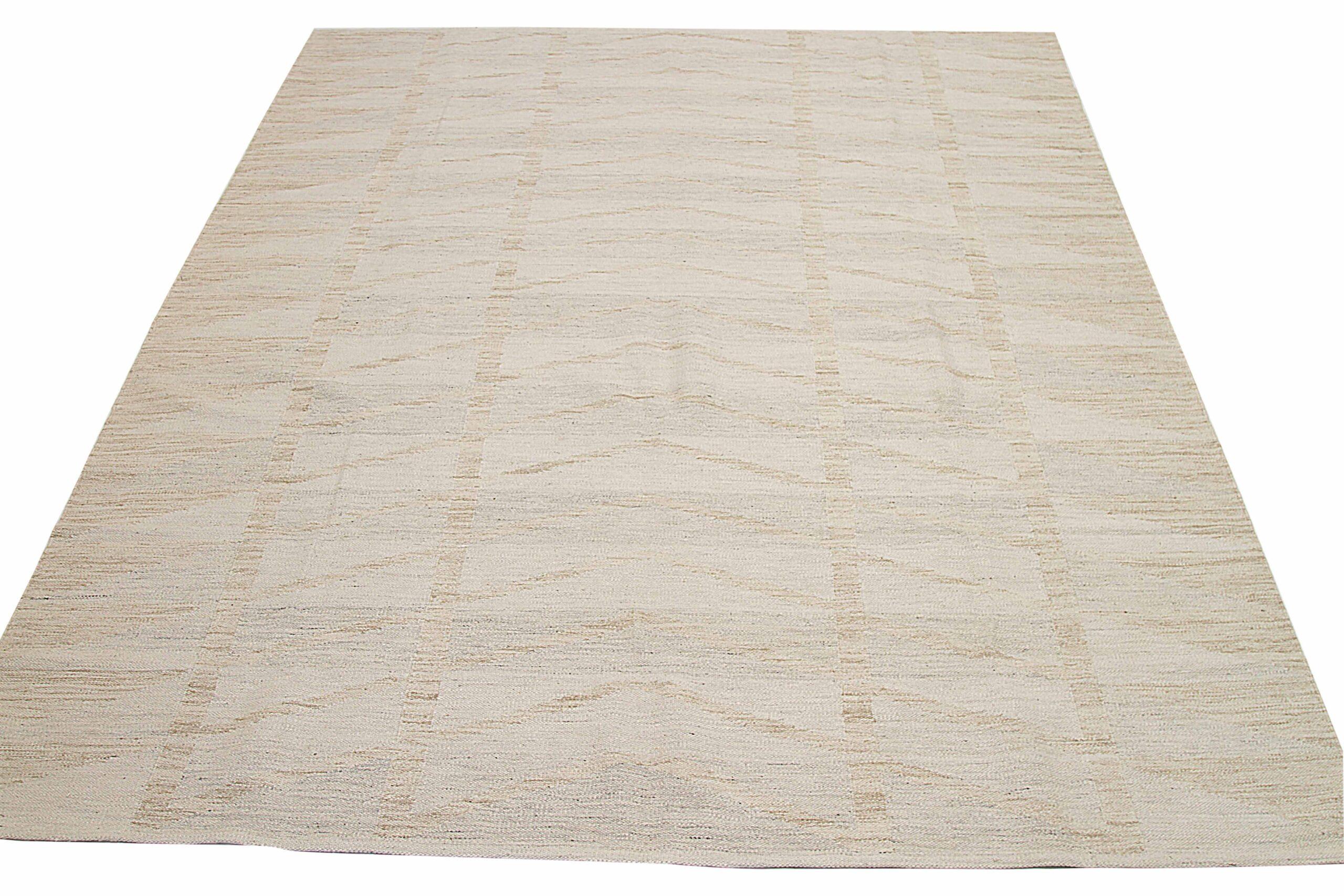 Descubre la elegancia de las alfombras escandinavas de Afganistán de Circa 1990. Diseñado con lana y marfil, este diseño exclusivo es perfecto para realzar tu espacio.