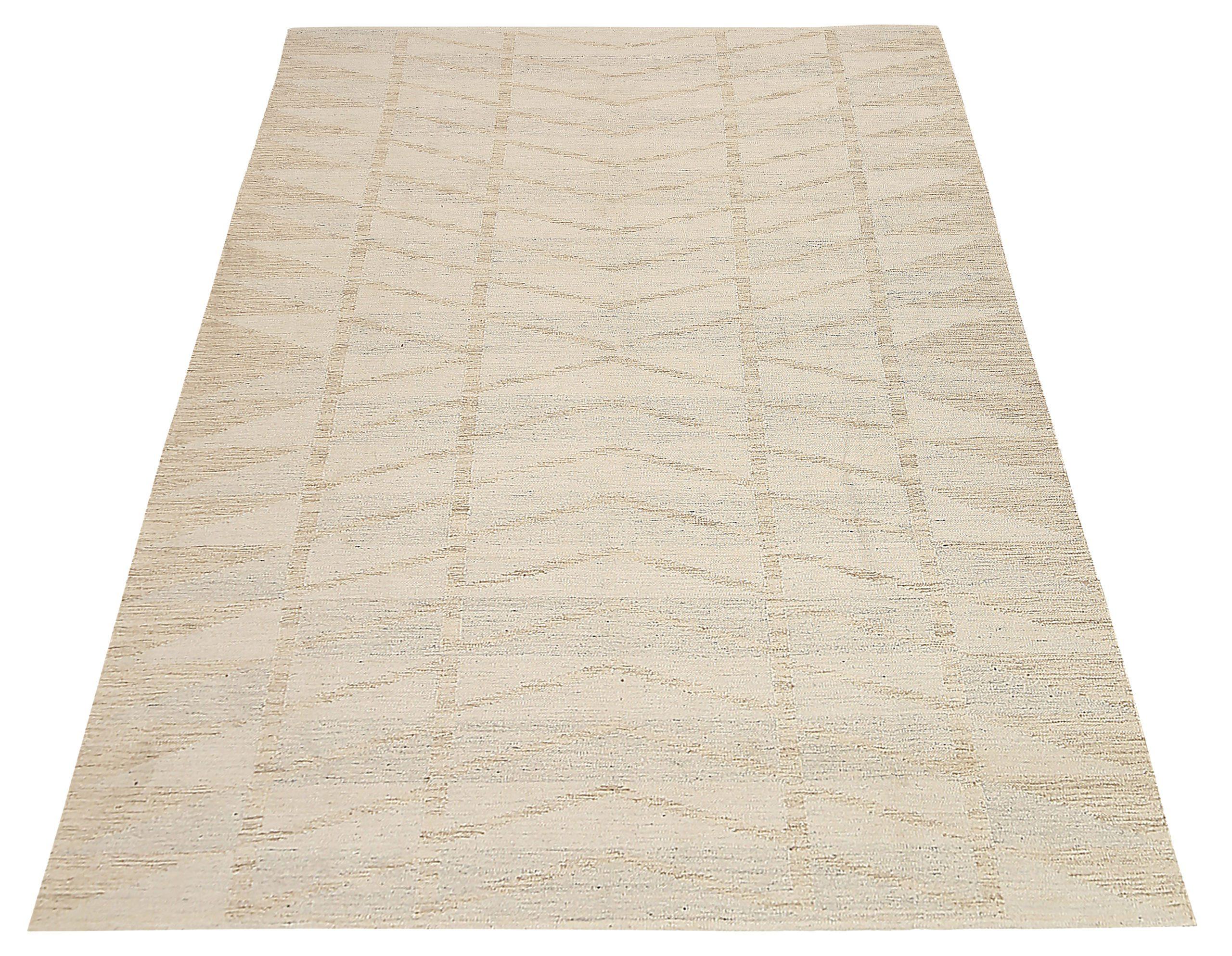 Descubre la elegancia de las alfombras escandinavas de Afganistán de Circa 1990. Diseñado con lana y topo marfil, este diseño exclusivo es perfecto para realzar tu espacio.
