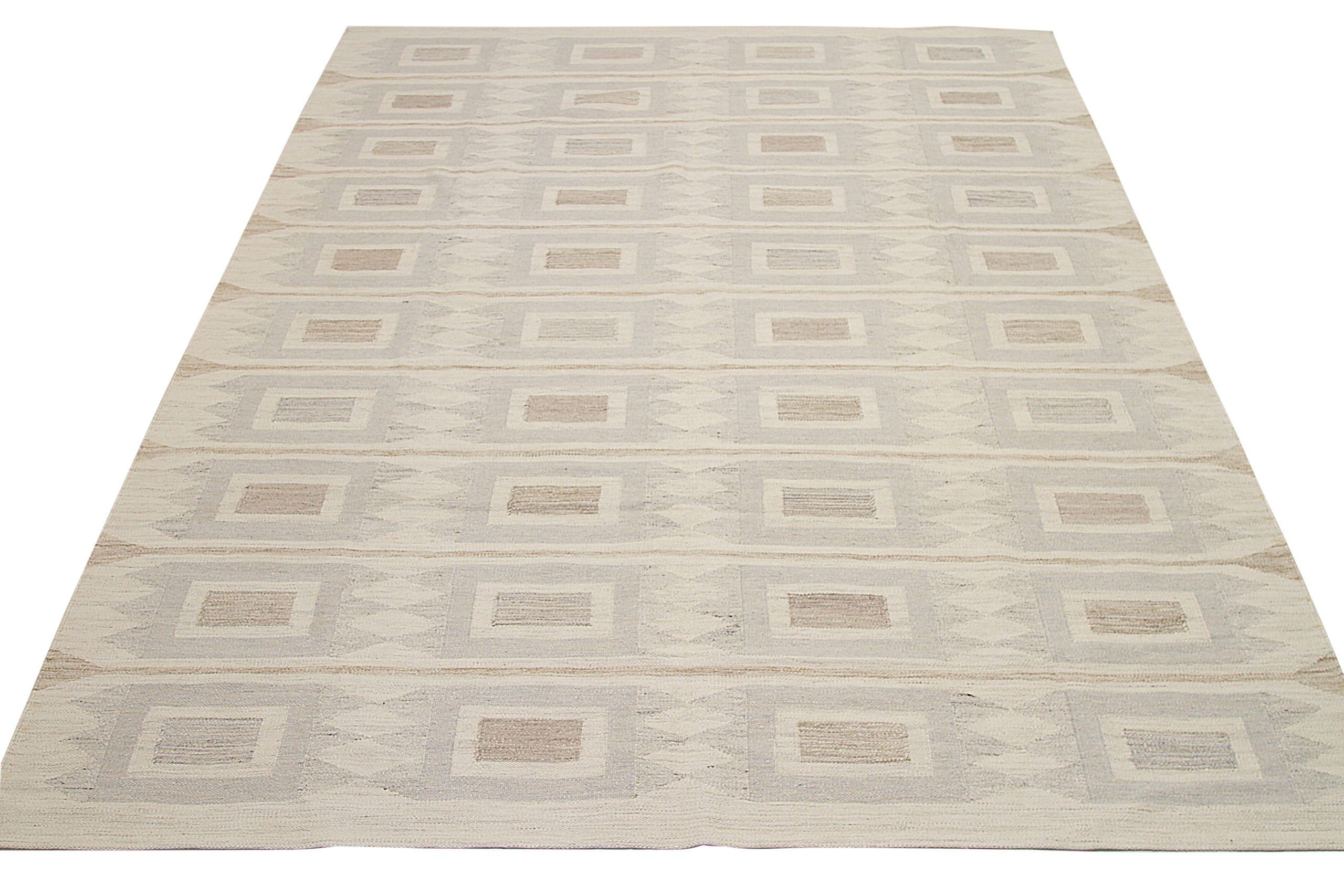 Entdecken Sie die Eleganz des skandinavischen Afghanistans mit den Teppichen von CIRCA 1990. Dieses exklusive Design aus Wolle und IvoryTaupe ist perfekt, um Ihren Raum zu verschönern.