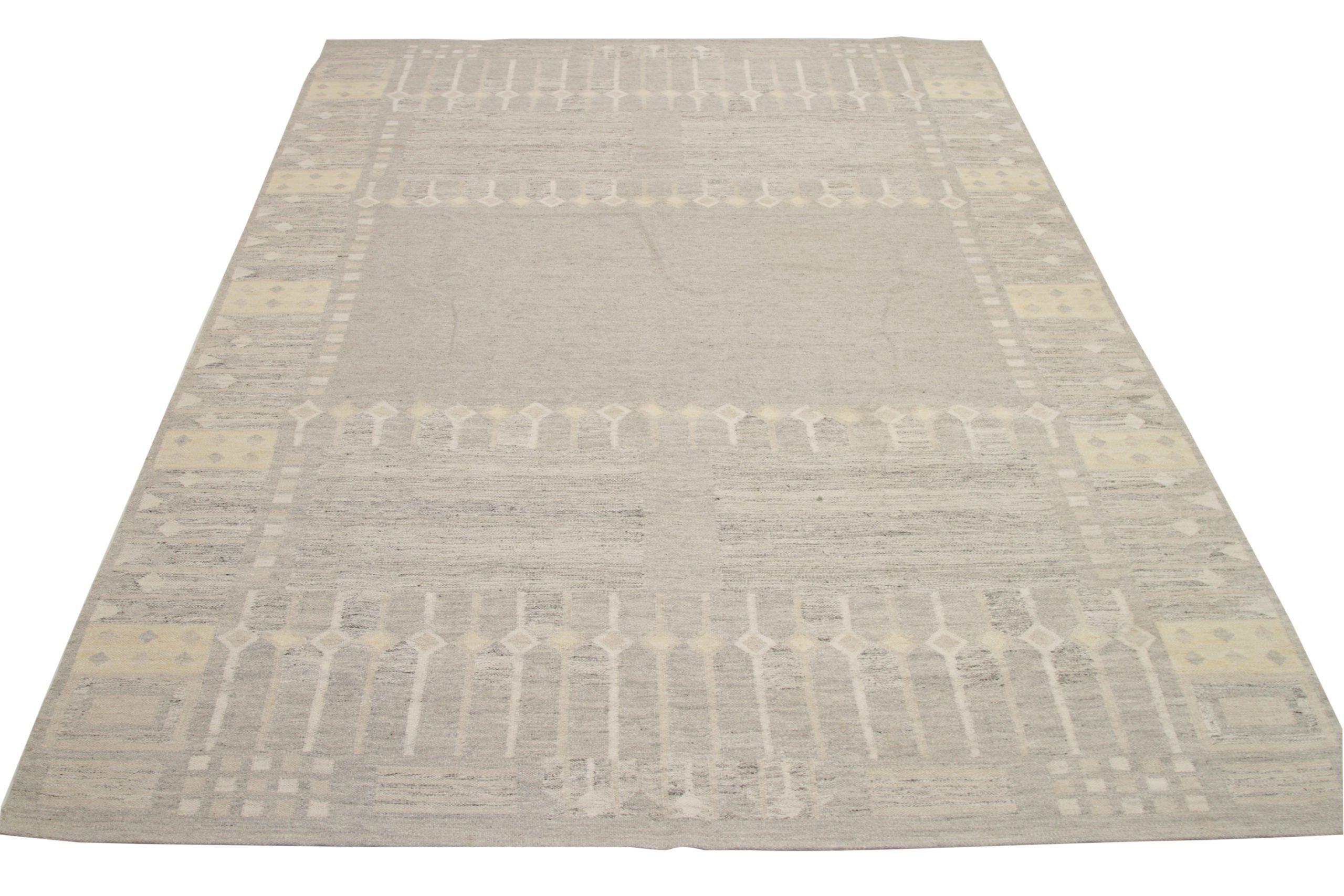 Découvrez l'élégance des tapis de style scandinave d'Afghanistan de Circa 1990. Conçu avec de la laine et du jaune IvoryTaupeYellow, ce design exclusif est parfait pour mettre en valeur votre espace.
