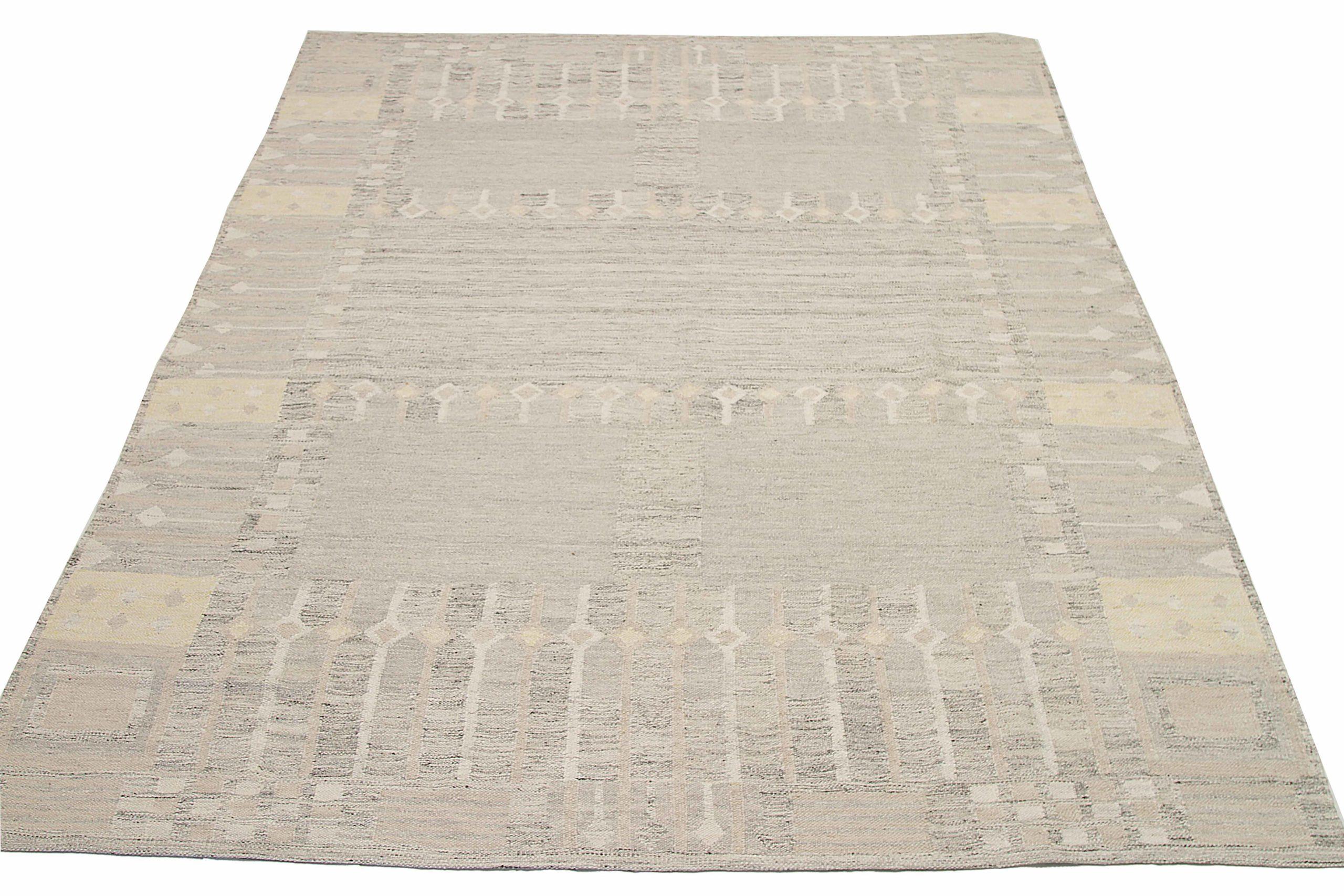 Descubre la elegancia de las alfombras escandinavas de Afganistán de Circa 1990. Diseñado con Lana y AmarilloMarfilTaupe, este diseño exclusivo es perfecto para realzar tu espacio.