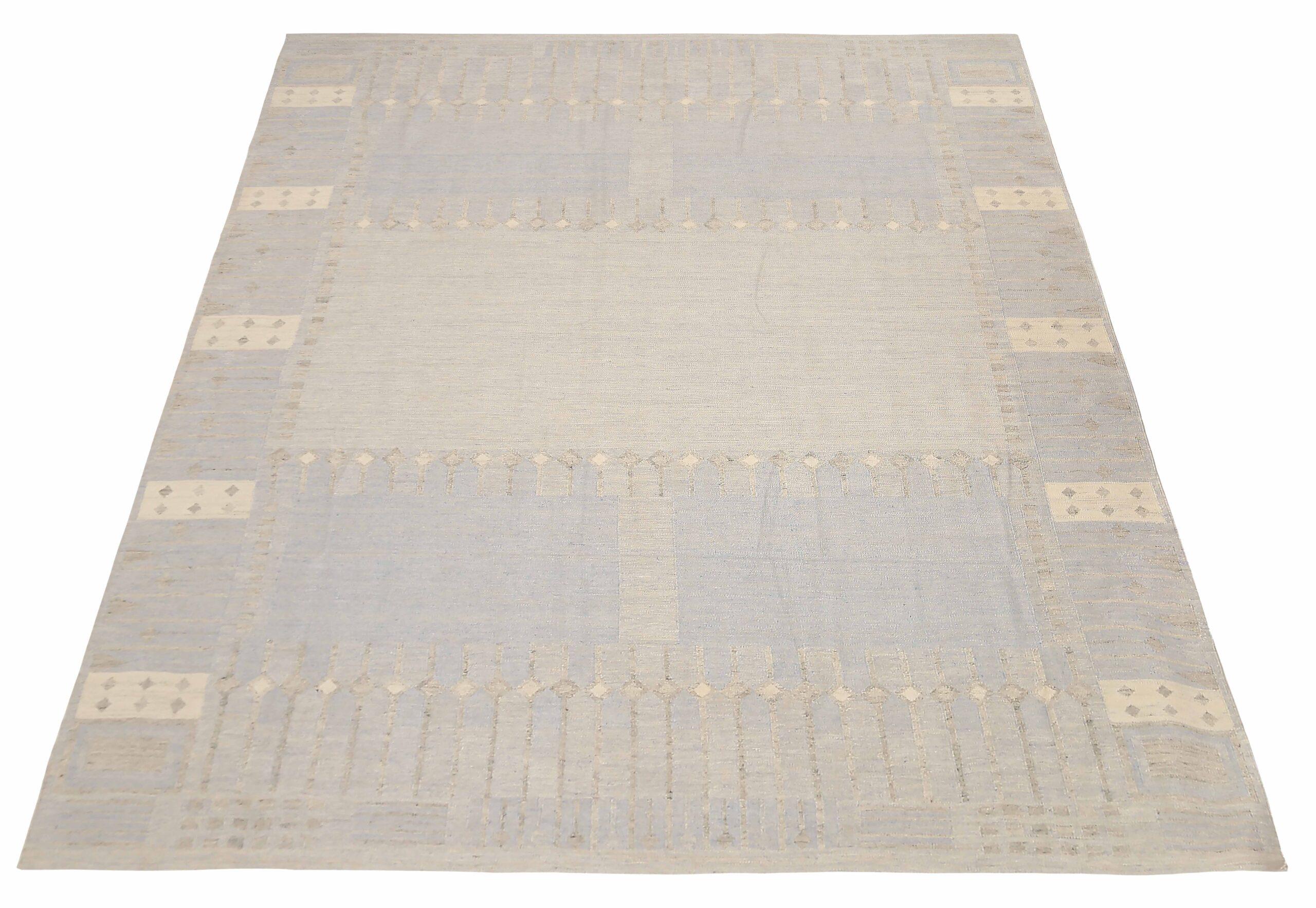Descubre la elegancia de la alfombra escandinava Afganistán de tamaño grande de Circa 1990. Diseñado con lana y azul marfil, este diseño exclusivo es perfecto para realzar tu espacio.