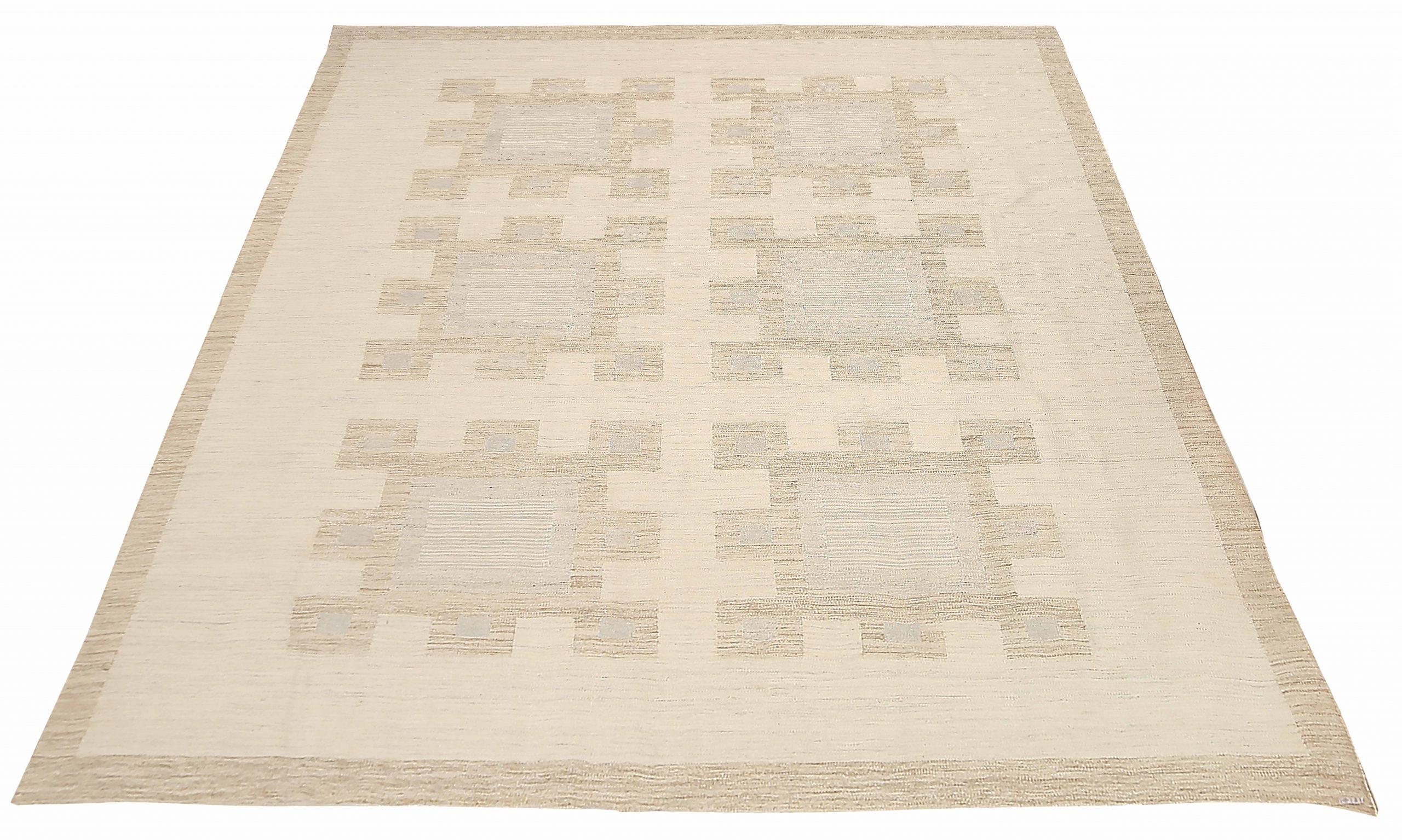 Entdecken Sie die Eleganz des skandinavischen Afghanistans mit dem Over-Size-Teppich von CIRCA 1990. Dieses exklusive Design aus Wolle und BlueIvoryTaupe ist perfekt, um Ihren Raum zu verschönern.