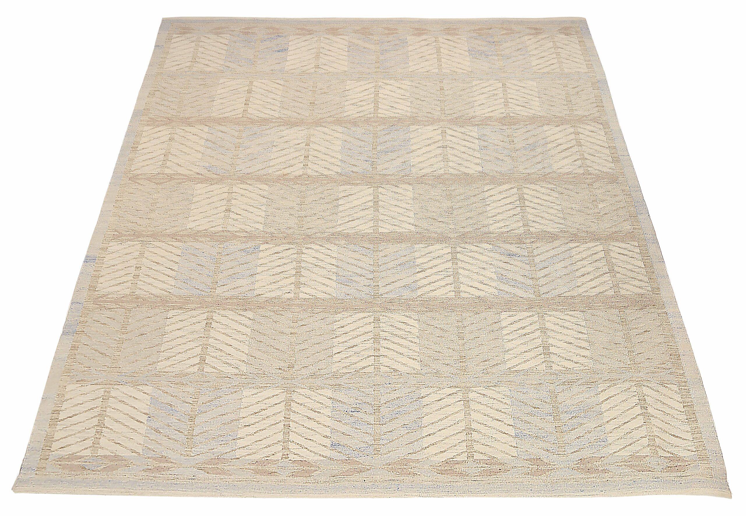 Entdecken Sie die Eleganz des skandinavischen Afghanistans mit dem Over-Size-Teppich von CIRCA 1990. Dieses exklusive Design aus Wolle und GrayIvoryTaupe ist perfekt, um Ihren Raum zu verschönern.