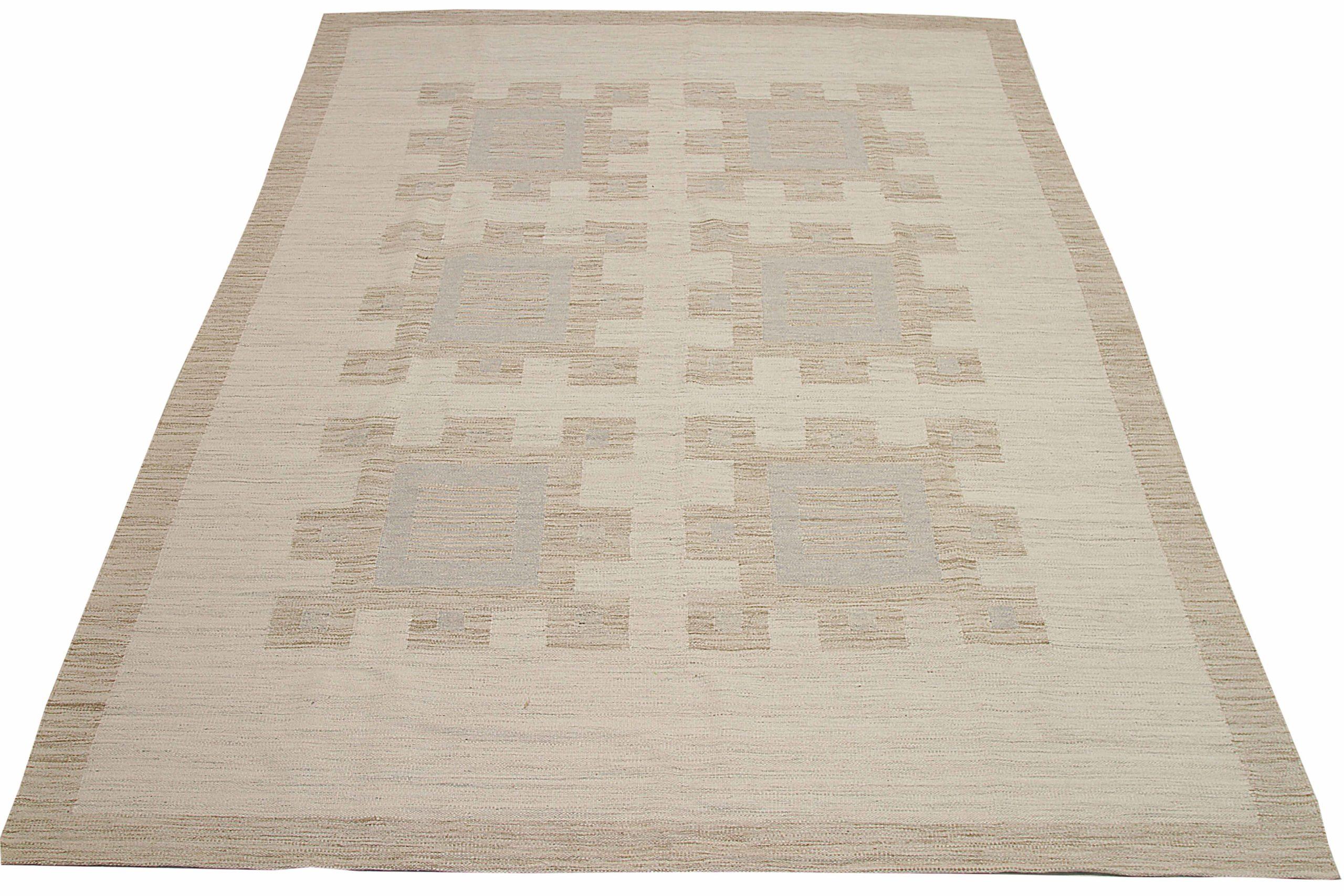 Entdecken Sie die Eleganz des skandinavischen Afghanistans mit dem Over-Size-Teppich von CIRCA 1990. Dieses exklusive Design aus Wolle und GrayIvoryTaupe ist perfekt, um Ihren Raum zu verschönern.