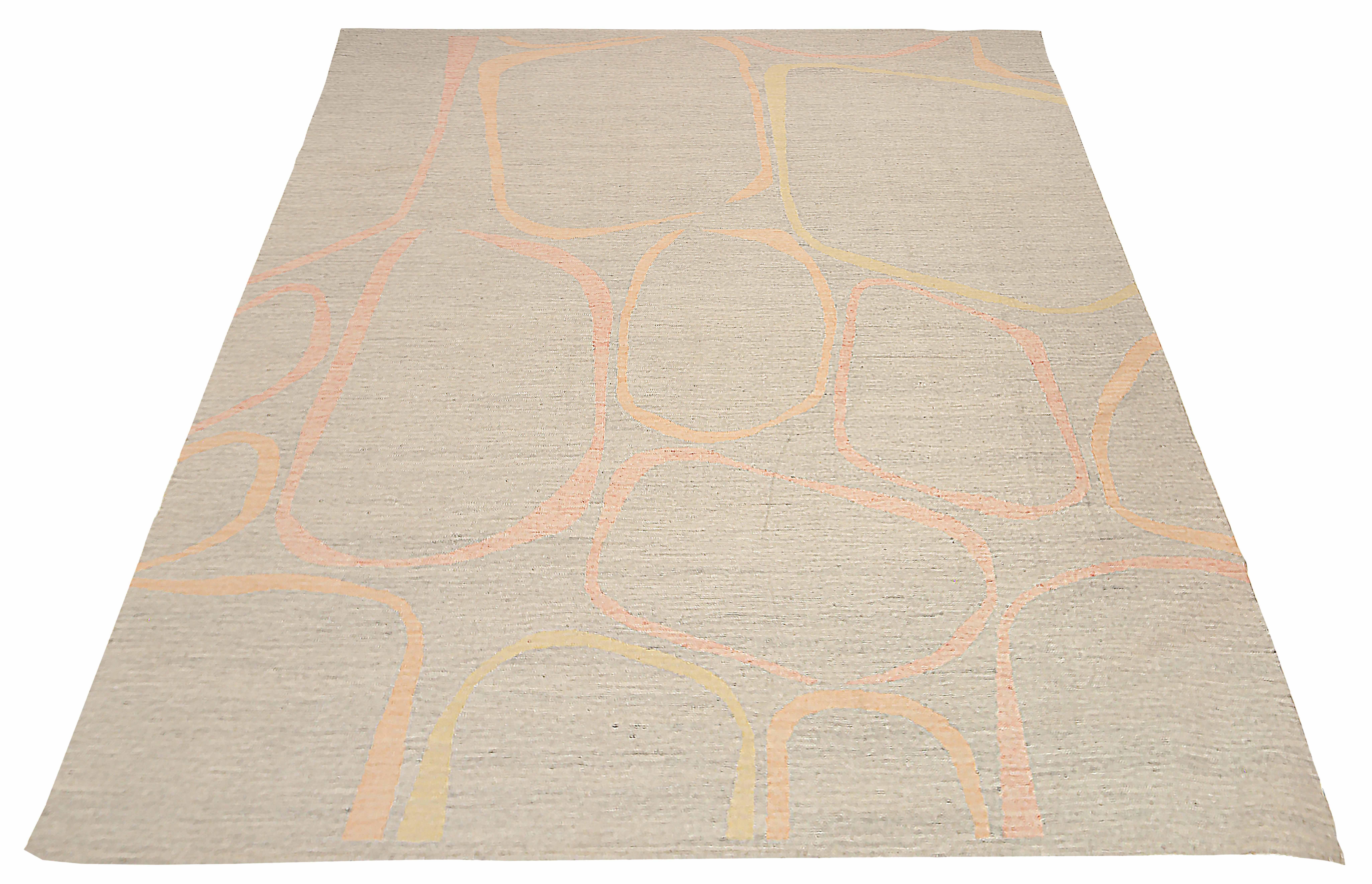 Descubre la elegancia de la alfombra escandinava Afganistán de tamaño grande de Circa 1990. Diseñado con lana y amarillo rosa marfil, este diseño exclusivo es perfecto para realzar tu espacio.