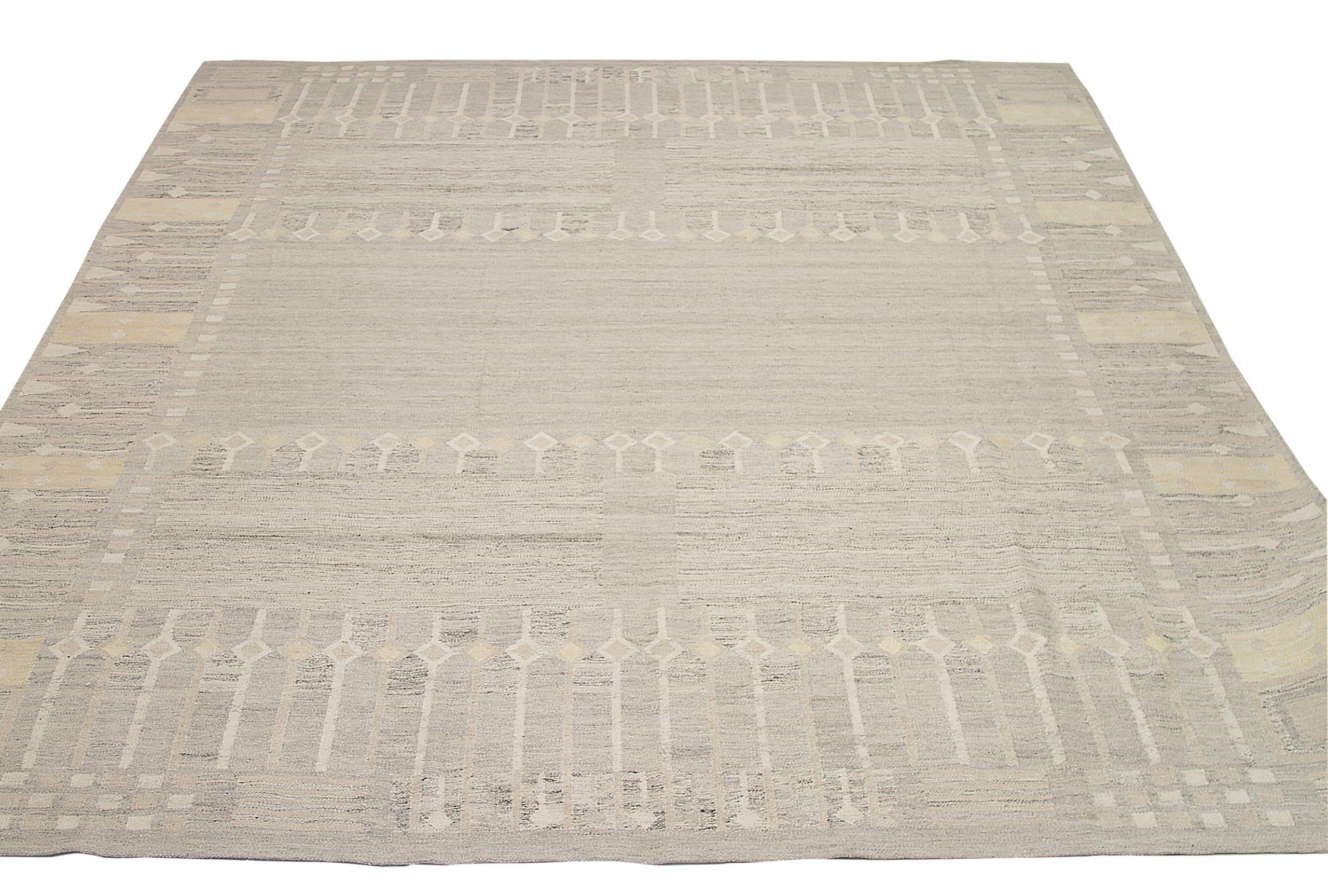 Entdecken Sie die Eleganz des skandinavischen Afghanistans mit dem Over-Size-Teppich von CIRCA 1990. Dieses exklusive Design aus Wolle und Elfenbein-Taupe-Gelb ist perfekt, um Ihren Raum zu verschönern.