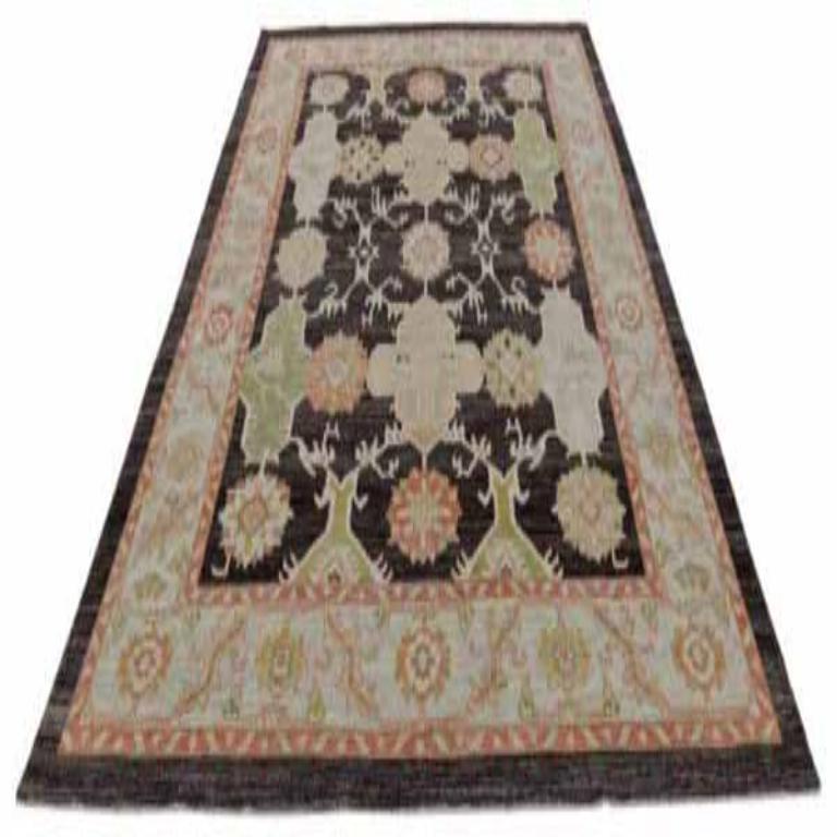 Scopri l'eleganza dell'Afghanistan Serapi con i tappeti per l'area CIRCA del 1990. Progettato con lana e marrone-verde-avorio-rosa, questo design esclusivo è perfetto per valorizzare il tuo spazio.
