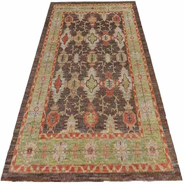 Scopri l'eleganza dell'Afghanistan Serapi con i tappeti per l'area CIRCA del 1990. Progettato con lana e marrone-verde-avorio-rosso, questo design esclusivo è perfetto per valorizzare il tuo spazio.
