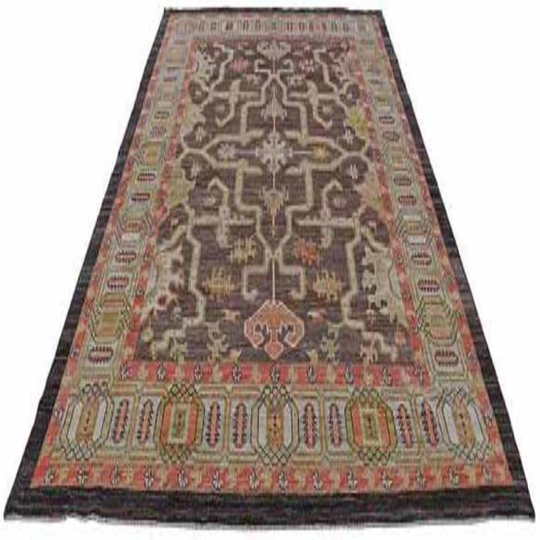 Entdecken Sie die Eleganz von Afghanistan Serapi mit Teppichen von Circa 1990. Dieses exklusive Design aus Wolle und Braun-Elfenbein ist perfekt, um Ihren Raum zu verschönern.