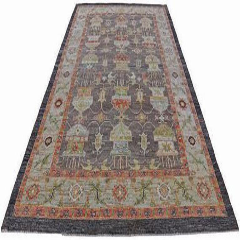 Entdecken Sie die Eleganz von Afghanistan Serapi mit Teppichen von Circa 1990. Dieses exklusive Design aus Wolle und Braun-Elfenbein-Rot ist perfekt, um Ihren Raum zu verschönern.