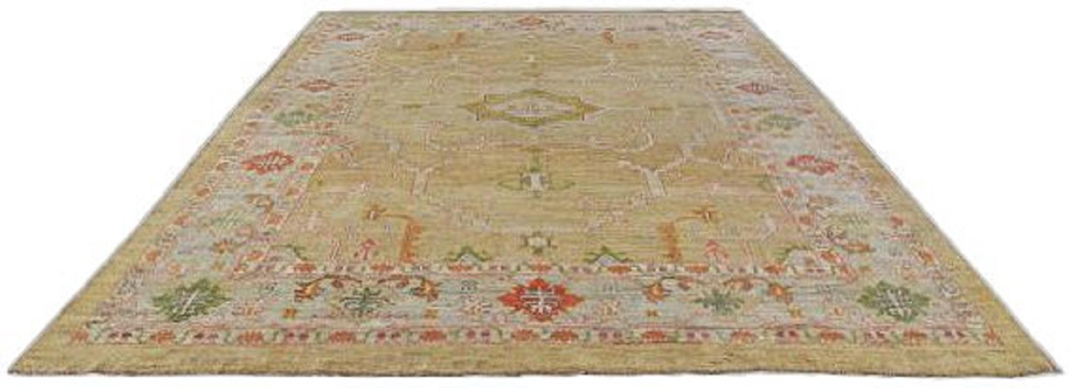 Entdecken Sie die Eleganz von Afghanistan Serapi mit Teppichen von Circa 1990. Dieses exklusive Design aus Wolle und GreenIvoryRed ist perfekt, um Ihren Raum zu verschönern.