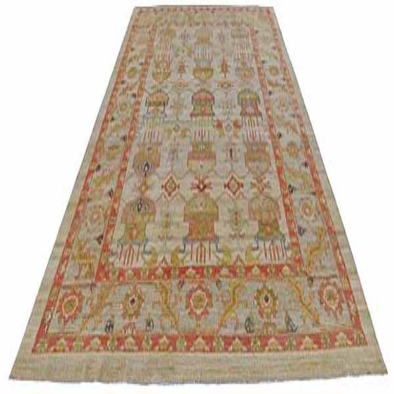 Entdecken Sie die Eleganz von Afghanistan Serapi mit Teppichen von Circa 1990. Dieses exklusive Design aus Wolle und GreenIvoryRed ist perfekt, um Ihren Raum zu verschönern.