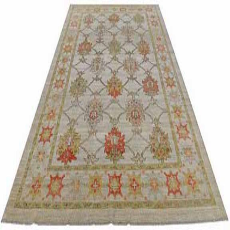 Entdecken Sie die Eleganz von Afghanistan Serapi mit Teppichen von Circa 1990. Dieses exklusive Design aus Wolle und GreenIvoryRed ist perfekt, um Ihren Raum zu verschönern.