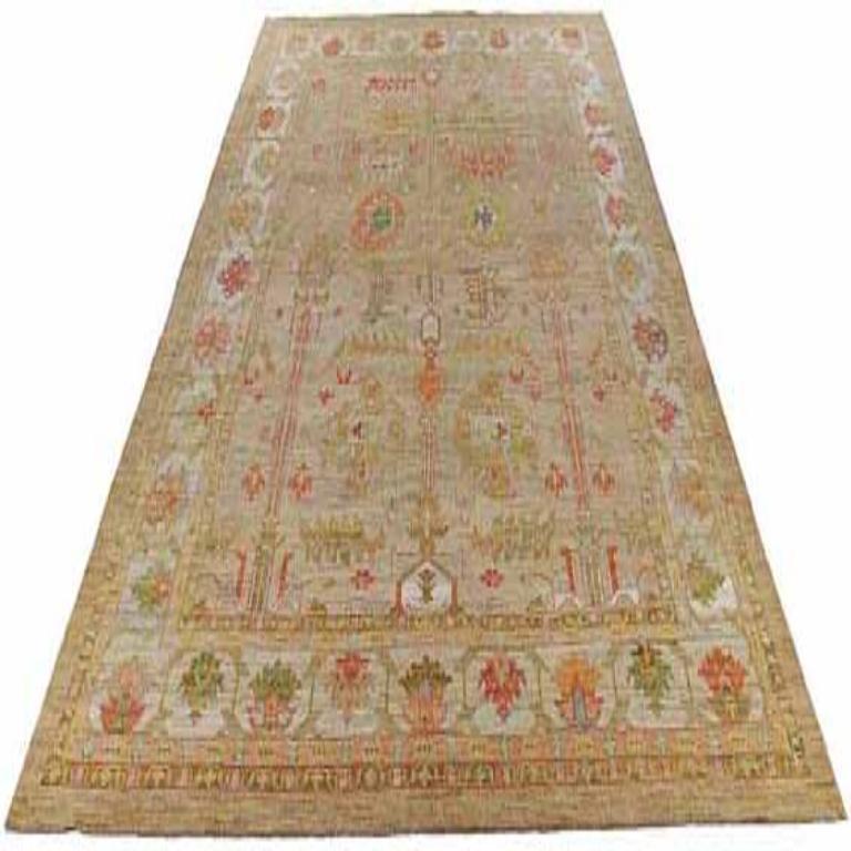 Entdecken Sie die Eleganz von Afghanistan Serapi mit einem übergroßen Teppich von CIRCA 1990. Dieses exklusive Design aus Wolle und BraunGrünElfenbeinRot ist perfekt, um Ihren Raum zu verschönern.