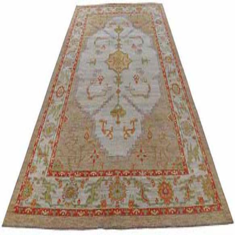 Entdecken Sie die Eleganz von Afghanistan Serapi mit einem übergroßen Teppich von CIRCA 1990. Dieses exklusive Design aus Wolle und Braun-Elfenbein-Rot ist perfekt, um Ihren Raum zu verschönern.