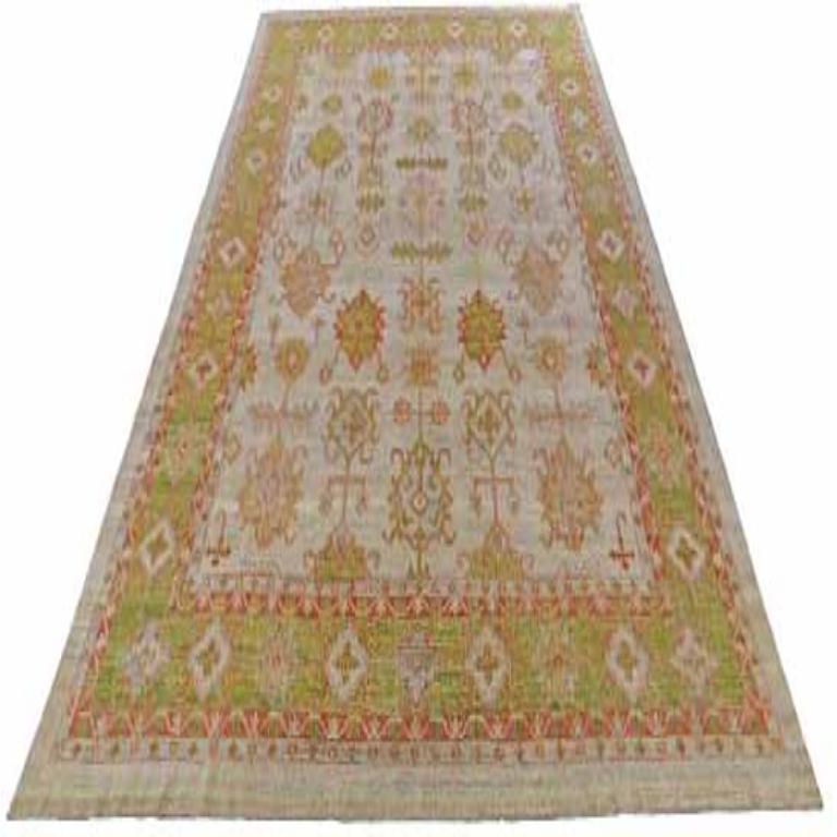 Entdecken Sie die Eleganz von Afghanistan Serapi mit einem übergroßen Teppich von CIRCA 1990. Dieses exklusive Design aus Wolle und GreenIvory ist perfekt, um Ihren Raum zu verschönern.