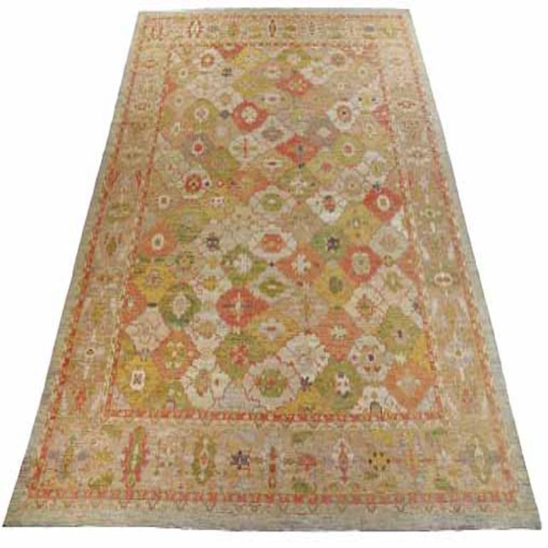 Entdecken Sie die Eleganz von Afghanistan Serapi mit einem übergroßen Teppich von CIRCA 1990. Dieses exklusive Design aus Wolle und GreenIvoryRed ist perfekt, um Ihren Raum zu verschönern.
