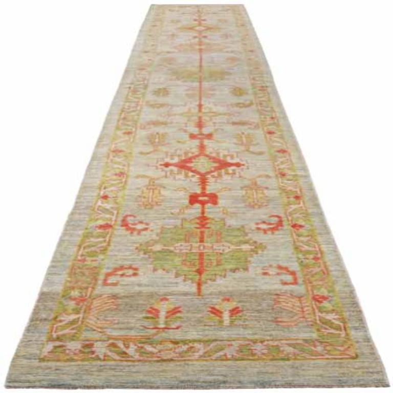 Entdecken Sie die Eleganz von Afghanistan Serapi mit dem Läufer Circa 1990. Dieses exklusive Design aus Wolle und GreenIvoryRed ist perfekt, um Ihren Raum zu verschönern.