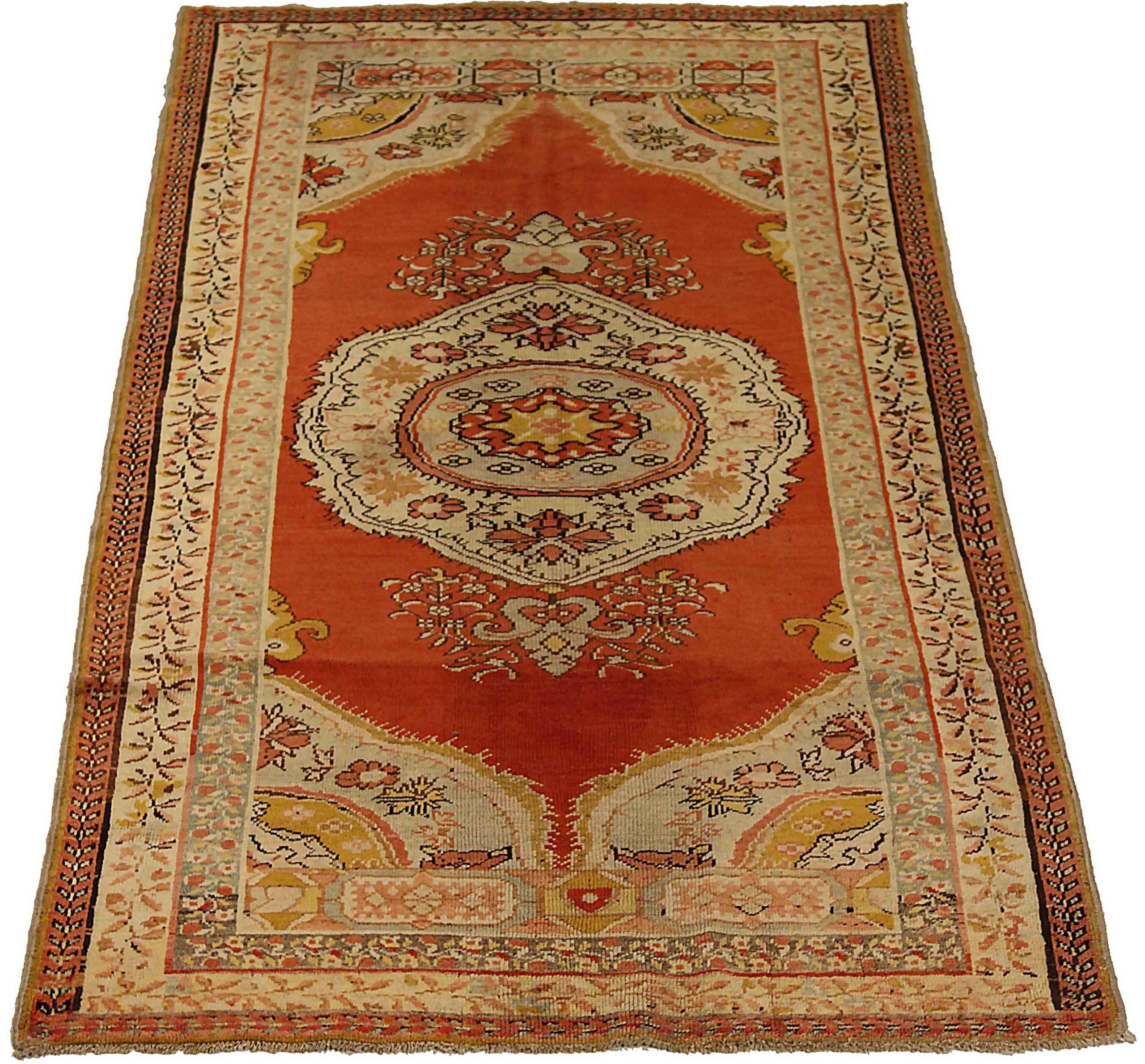 Descubre la elegancia de la Alfombra Pequeña Sivas de Afganistán de Circa 1910. Diseñado con lana y amarillo marfil rojizo, este diseño exclusivo es perfecto para realzar tu espacio.