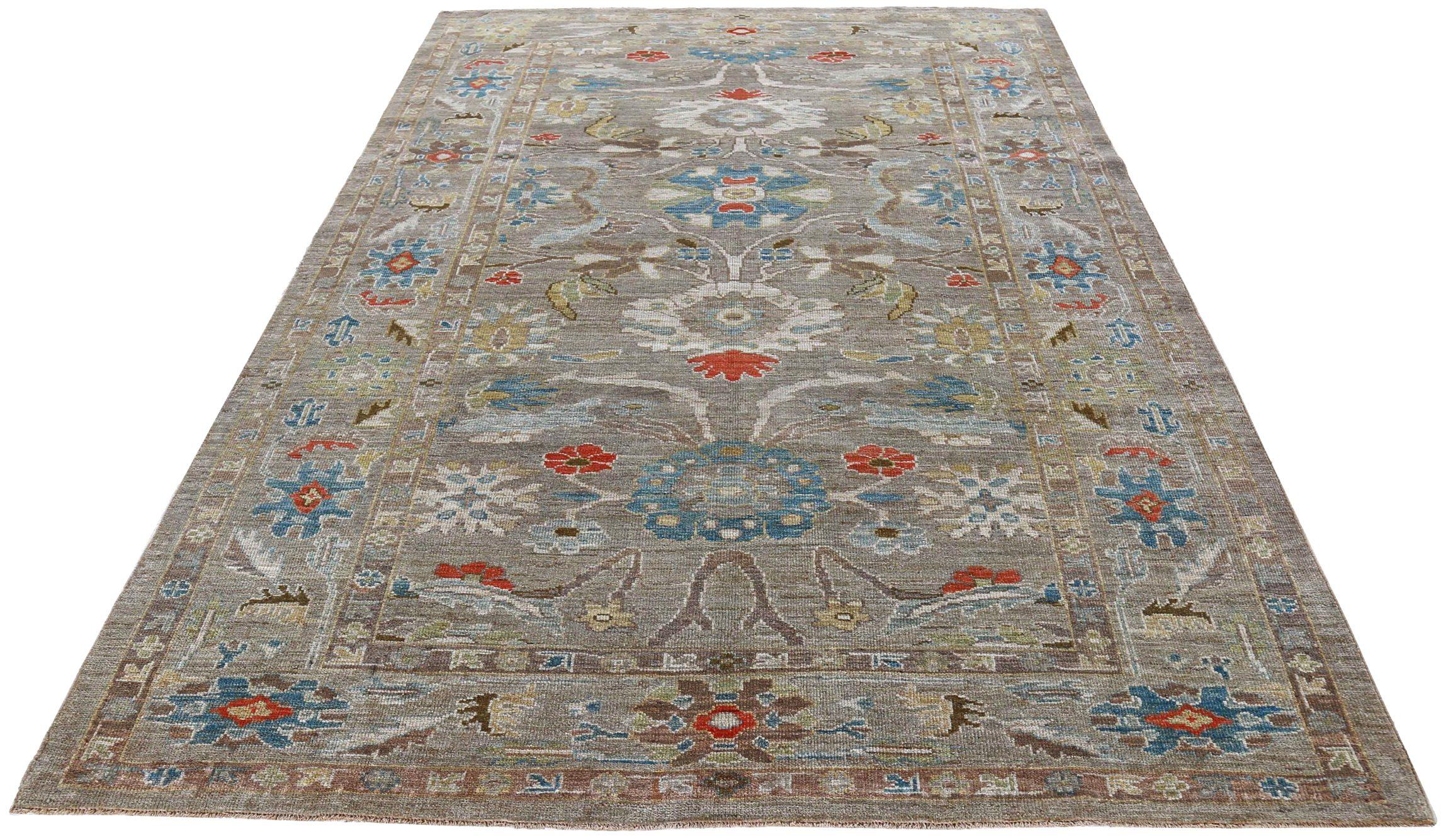 Entdecken Sie die Eleganz von Afghanistan Sultanabad mit Teppichen um 1990. Dieses exklusive Design aus Wolle und Braun-Elfenbein-Taupe ist perfekt, um Ihren Raum zu verschönern.