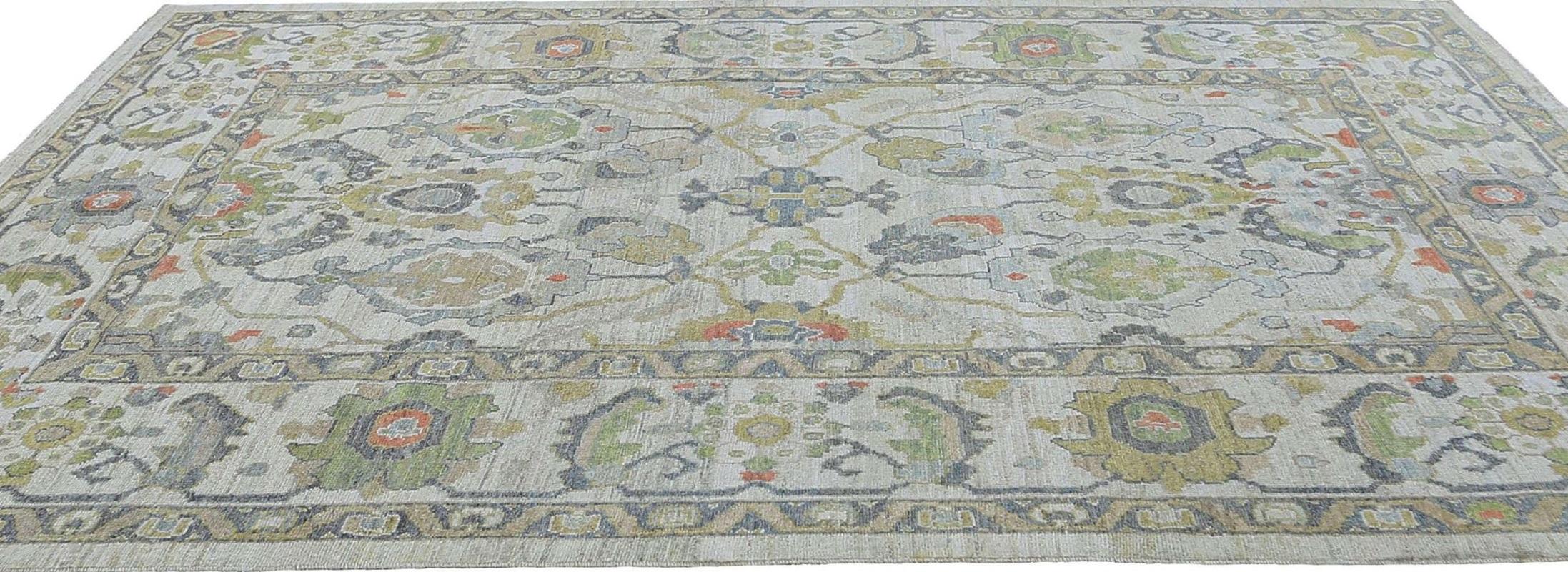 Unser 7'10'' x 10'6''-Teppich ist eine wunderschöne Ergänzung für jeden Raum. Dieser von erfahrenen türkischen Kunsthandwerkern aus hochwertiger Wolle handgefertigte Teppich besticht durch sein einzigartiges und fesselndes Design, das Sie sicher