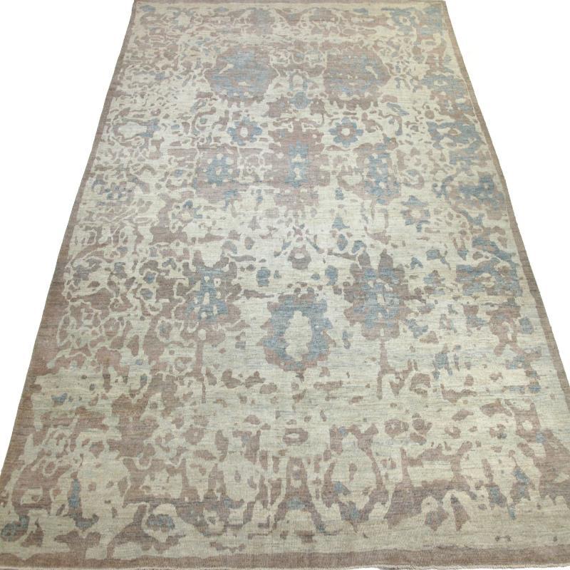 Descubre la elegancia de Afganistán con Sultanabad Rugs de Circa 1990. Diseñado con lana y azul-marrón-marfil, este diseño exclusivo es perfecto para realzar tu espacio.