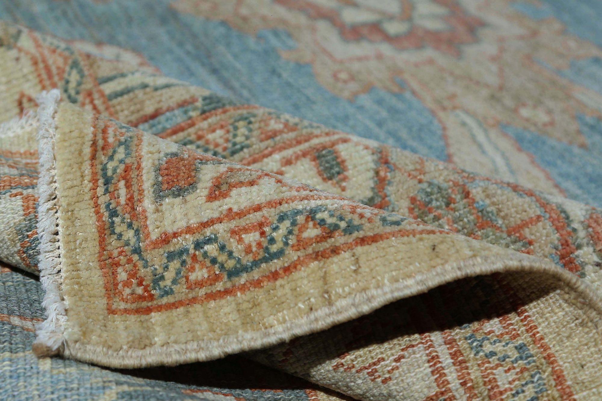 Entdecken Sie die Eleganz von Afghanistan Sultanabad mit Teppichen um 1990. Dieses exklusive Design aus Wolle und Blau ist perfekt, um Ihren Raum zu verschönern.