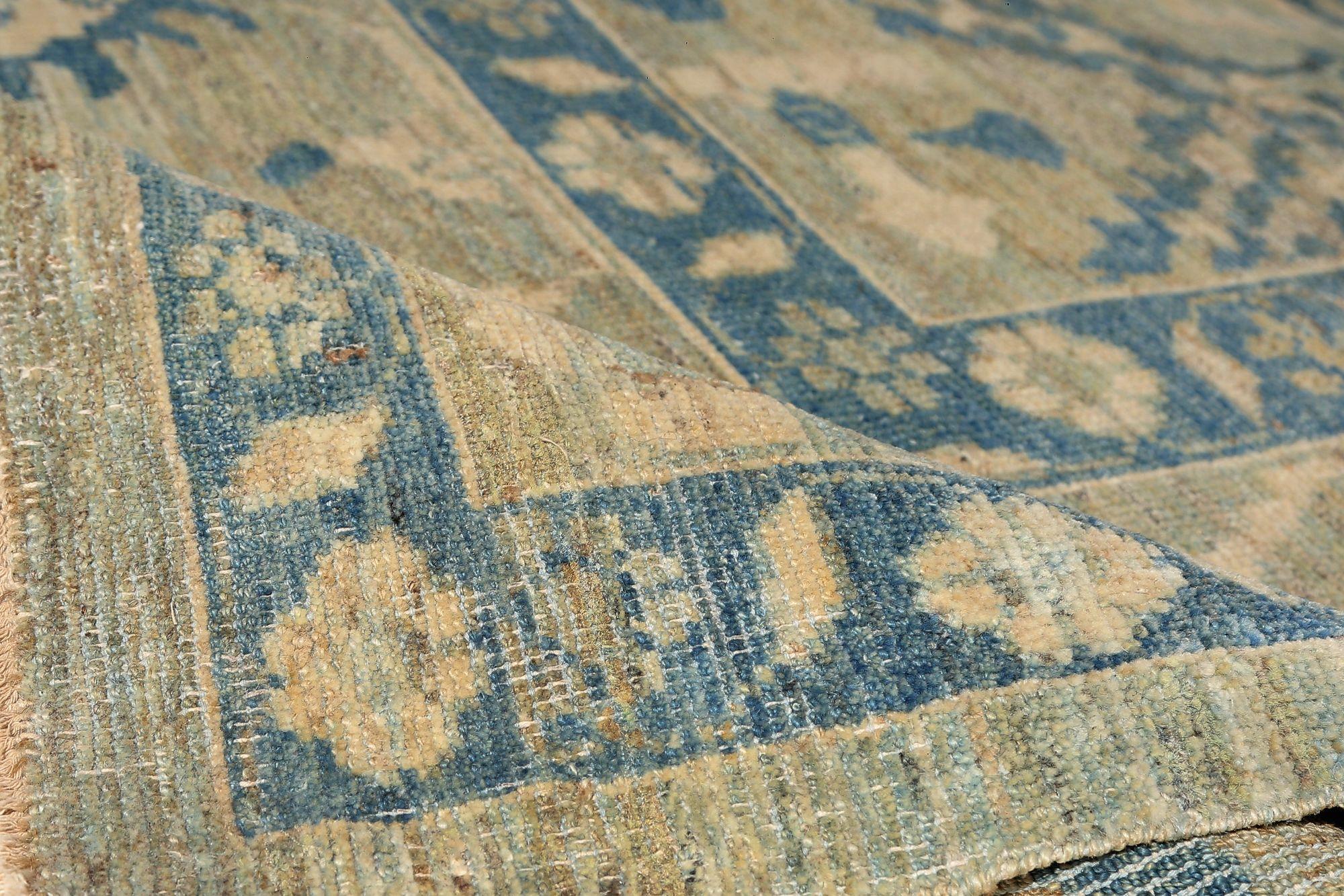 Entdecken Sie die Eleganz von Afghanistan Sultanabad mit Teppichen um 1990. Dieses exklusive Design aus Wolle und BlueGreen ist perfekt, um Ihren Raum zu verschönern.