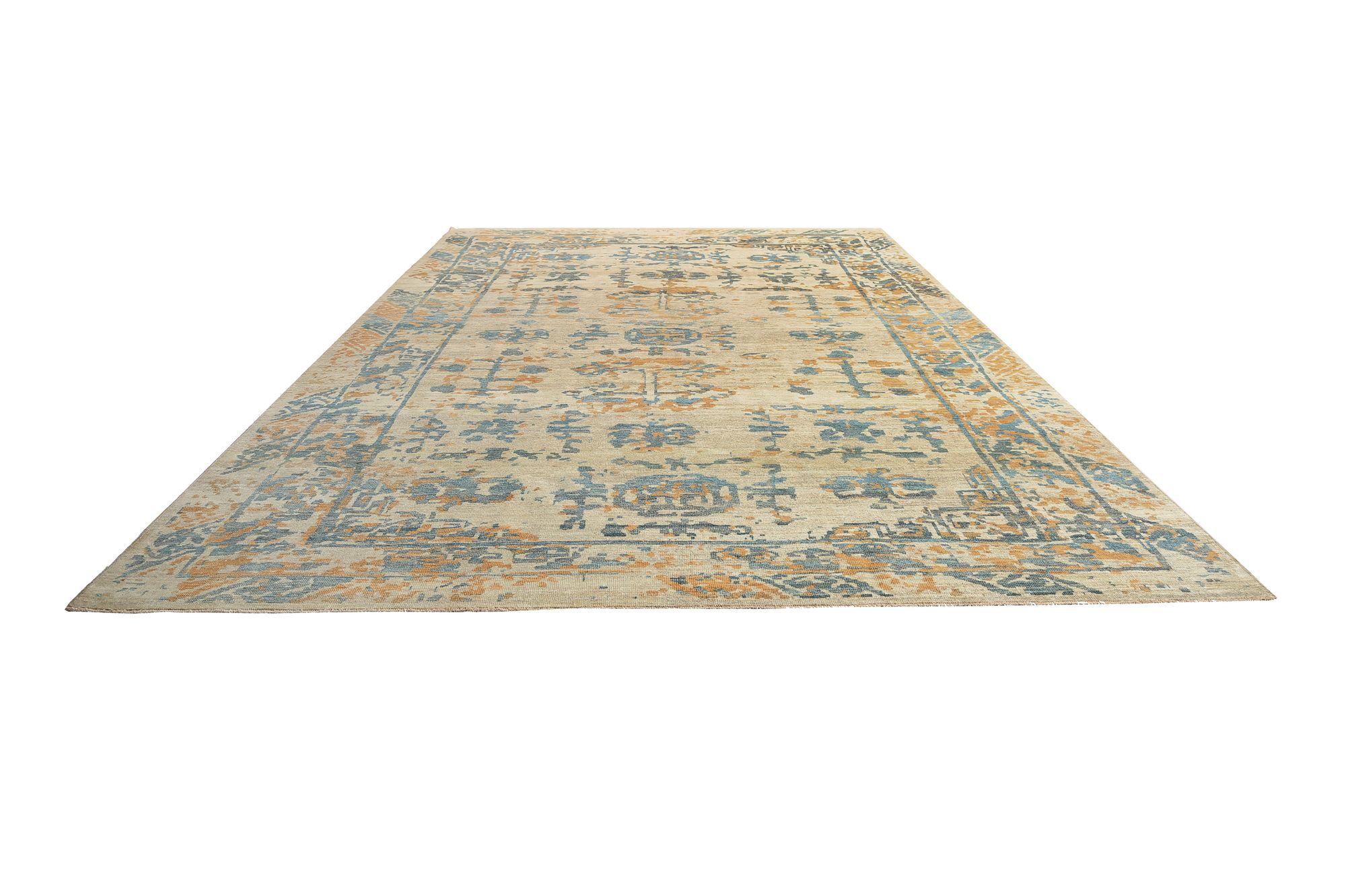 Descubre la elegancia de Afganistán con Sultanabad Rugs de Circa 1990. Diseñado con lana y azul-marfil-naranja, este diseño exclusivo es perfecto para realzar tu espacio.
