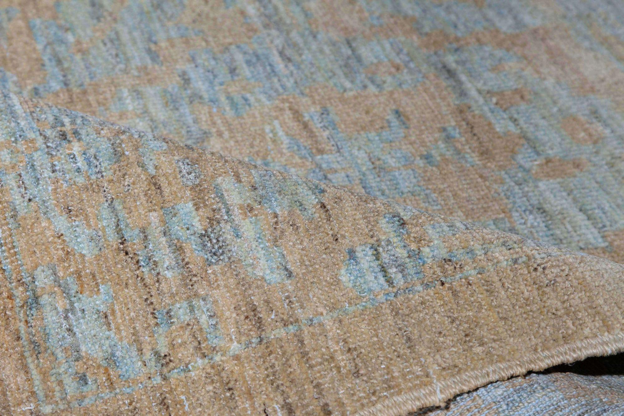 Scopri l'eleganza dell'Afghanistan Sultanabad Rugs con i tappeti CIRCA del 1990. Progettato con lana e sfumature marroni di grigio/argento-tortora, questo design esclusivo è perfetto per valorizzare il tuo spazio.