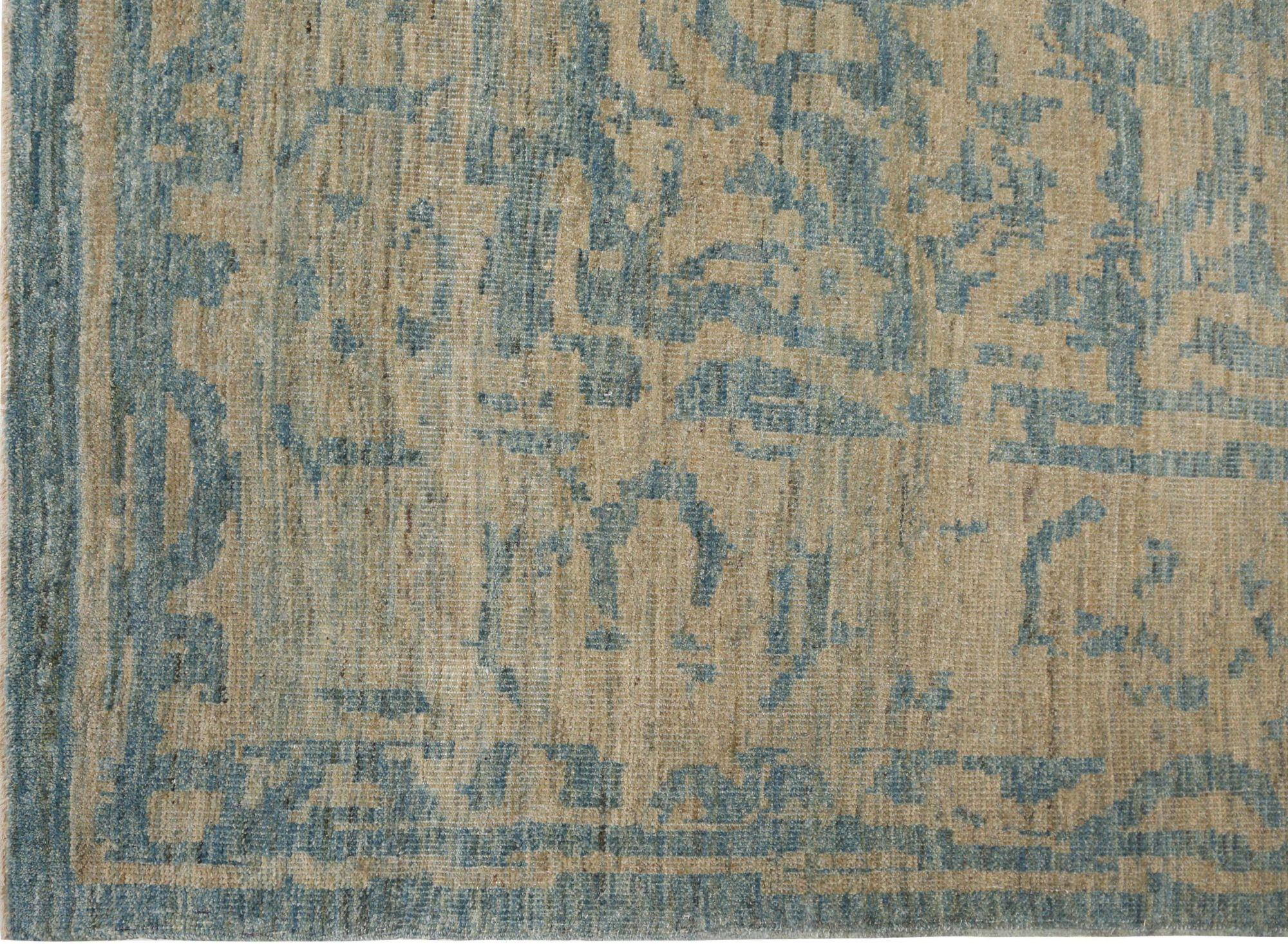 Entdecken Sie die Eleganz von Afghanistan Sultanabad mit Teppichen um 1990. Entworfen mit Wolle und BrownShades of Gray / Silber, ist dieses exklusive Design perfekt, um Ihren Raum zu verschönern.