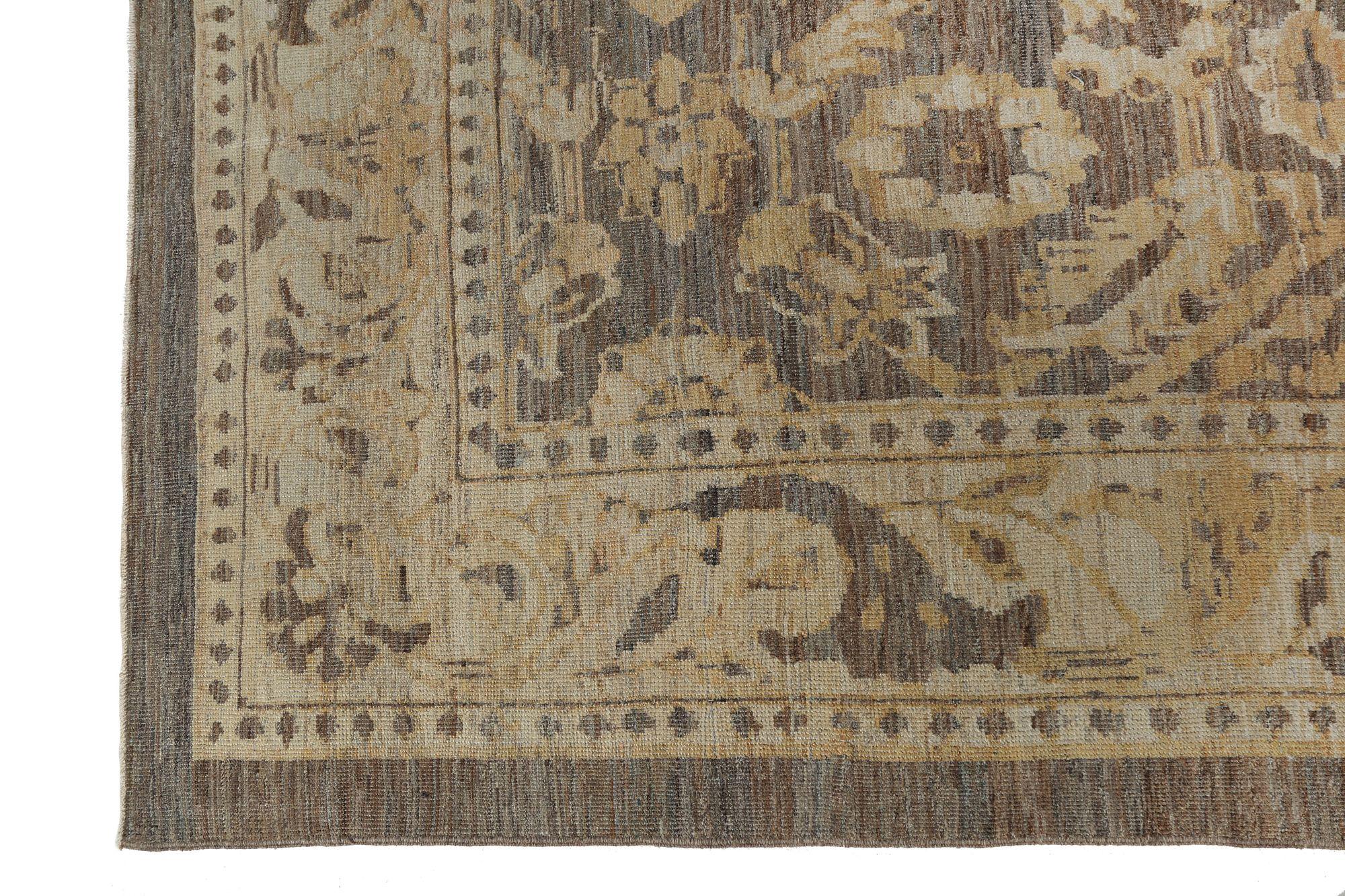 Entdecken Sie die Eleganz von Afghanistan Sultanabad mit Teppichen um 1990. Dieses exklusive Design aus Wolle und Braun-Elfenbein ist perfekt, um Ihren Raum zu verschönern.