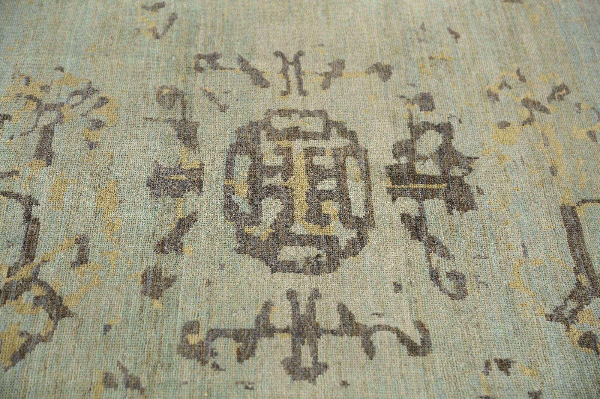 Descubre la elegancia de Afganistán con Sultanabad Rugs de Circa 1990. Diseñado con lana y colores marrón, azul claro y amarillo, este diseño exclusivo es perfecto para realzar tu espacio.