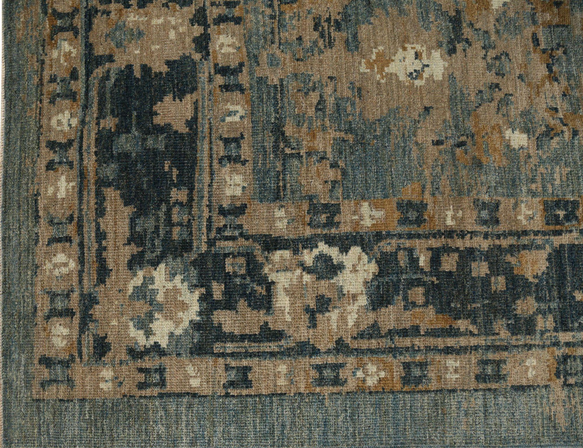 Scopri l'eleganza dell'Afghanistan Sultanabad Rugs con i tappeti CIRCA del 1990. Progettato con lana e grigio, questo design esclusivo è perfetto per valorizzare il tuo spazio.