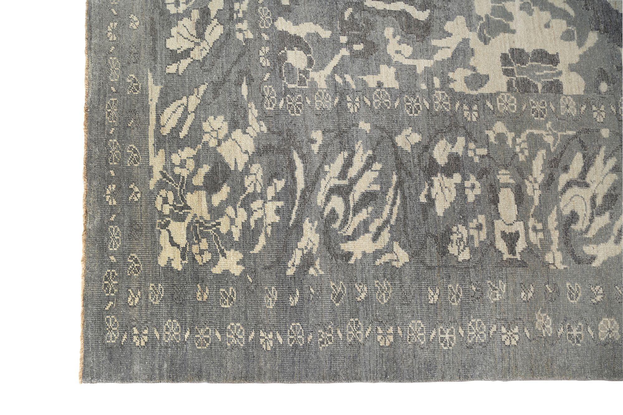 Entdecken Sie die Eleganz von Afghanistan Sultanabad mit Teppichen um 1990. Dieses exklusive Design aus Wolle und Grau-Elfenbein ist perfekt, um Ihren Raum zu verschönern.