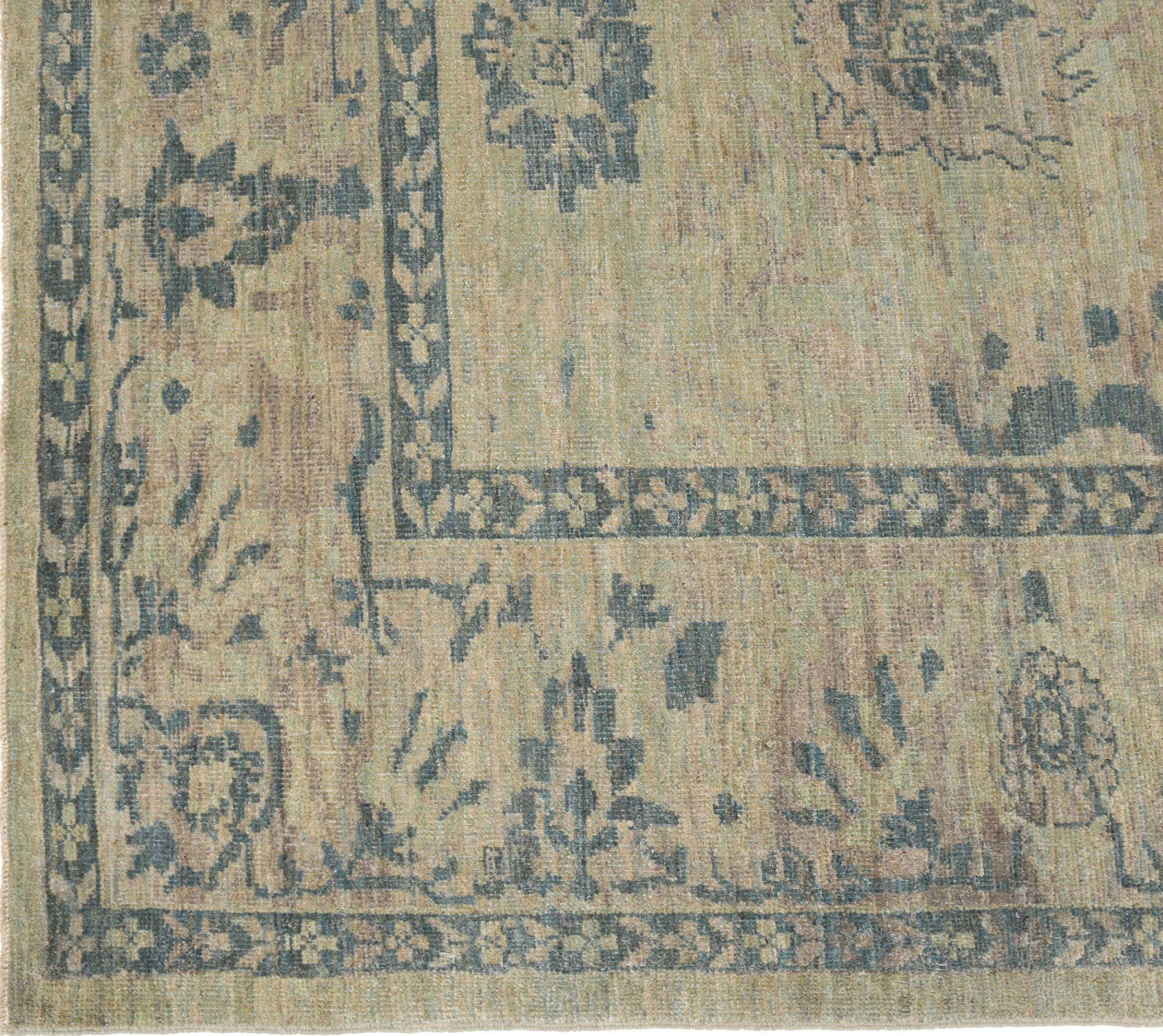 Descubre la elegancia de Afganistán con Sultanabad Rugs de Circa 1990. Diseñado con lana y verde, este diseño exclusivo es perfecto para realzar tu espacio.