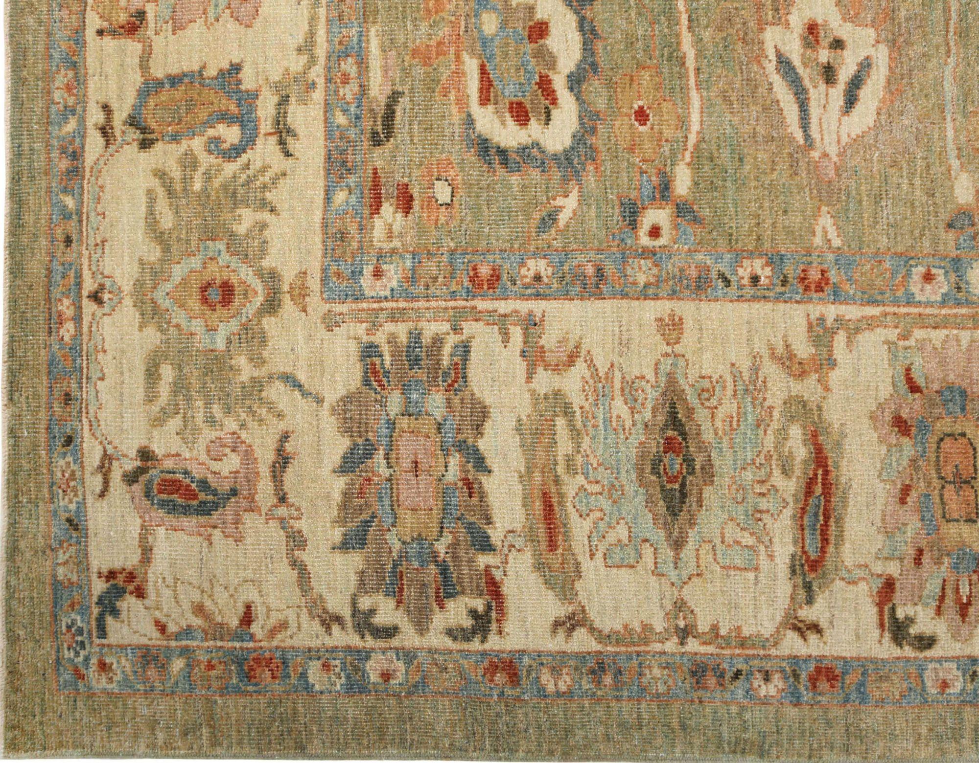 Scopri l'eleganza dell'Afghanistan Sultanabad Rugs con i tappeti CIRCA del 1990. Progettato con lana e verde, questo design esclusivo è perfetto per valorizzare il tuo spazio.