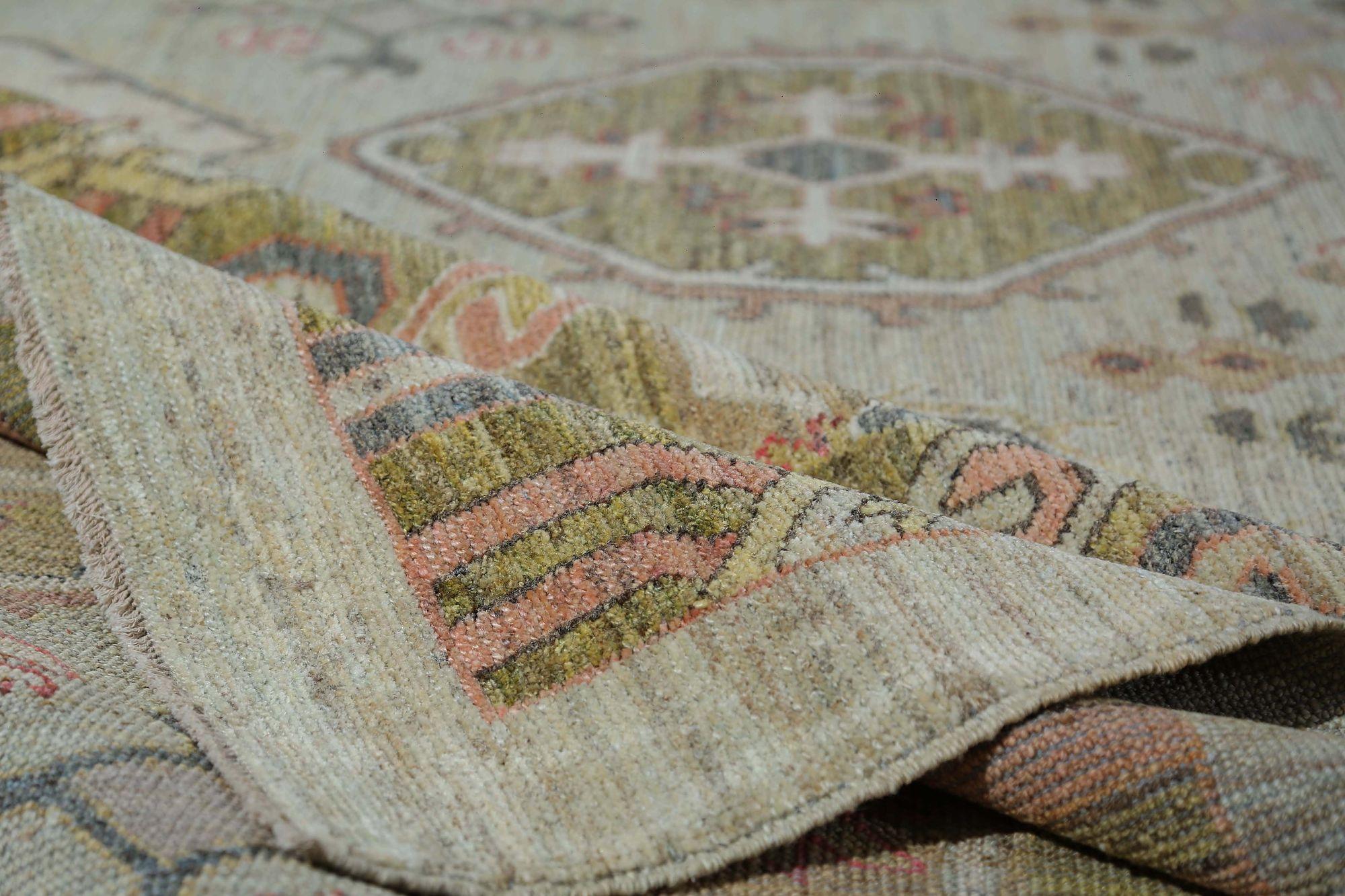 Descubre la elegancia de Afganistán con Sultanabad Rugs de Circa 1990. Diseñado con lana y marfil, este diseño exclusivo es perfecto para realzar tu espacio.