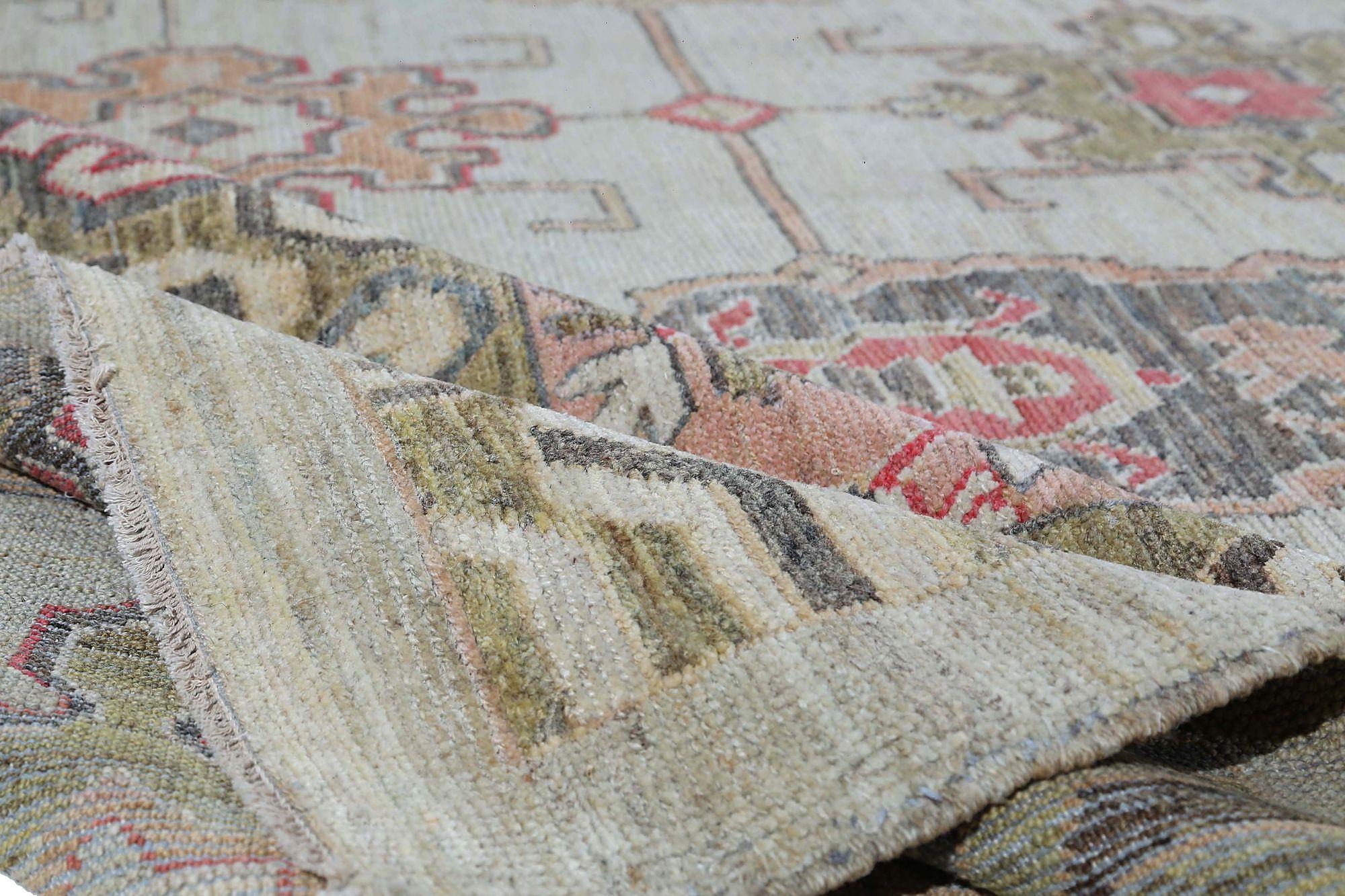 Entdecken Sie die Eleganz von Afghanistan Sultanabad mit Teppichen um 1990. Dieses exklusive Design aus Wolle und Elfenbeinrosa ist perfekt, um Ihren Raum zu verschönern.