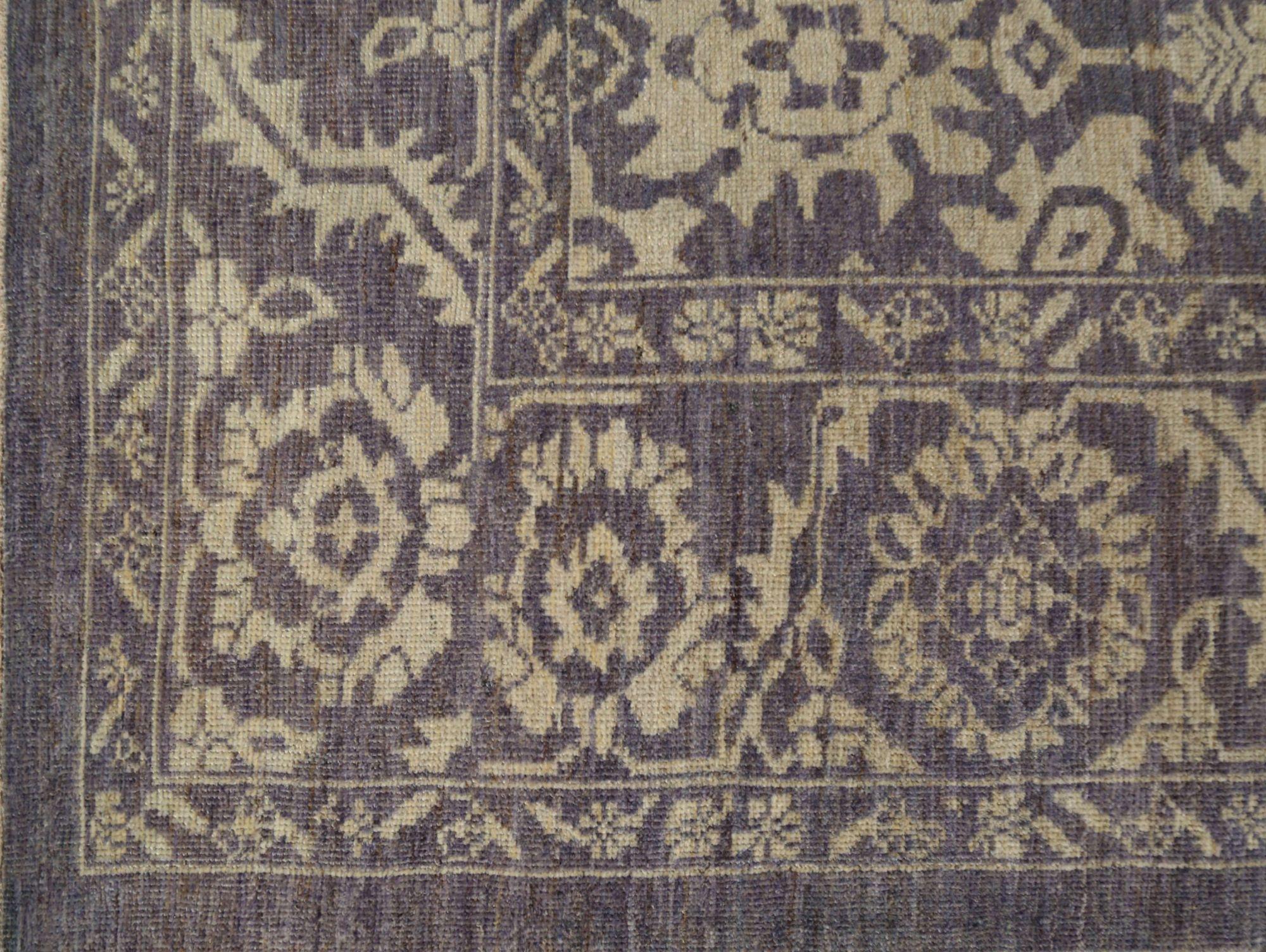 Scopri l'eleganza dell'Afghanistan Sultanabad Rugs con i tappeti CIRCA del 1990. Progettato con Lana e AvorioPurpel, questo design esclusivo è perfetto per valorizzare il tuo spazio.